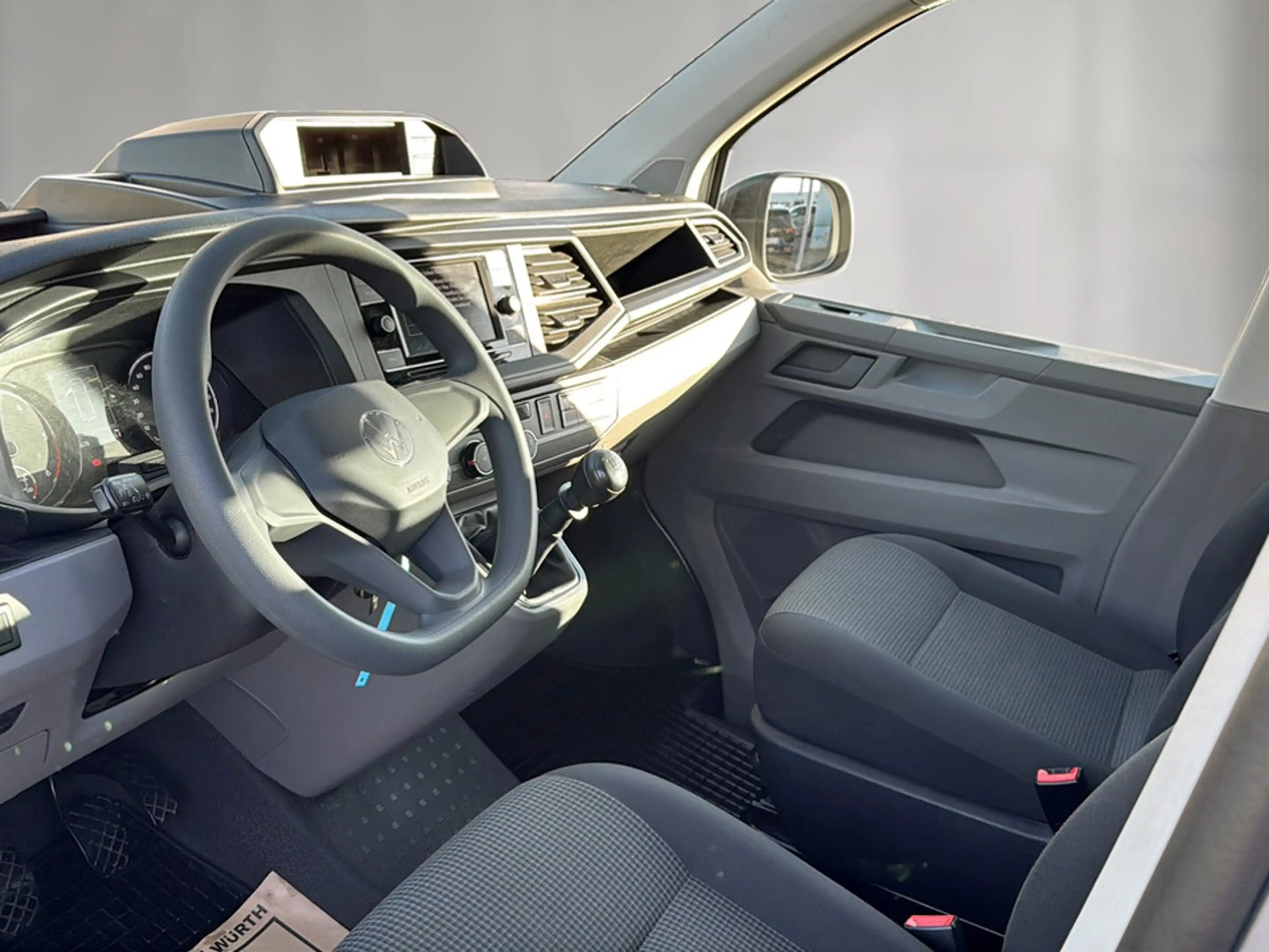Volkswagen T6.1 Transporter Kombi LR TDI — photo 7