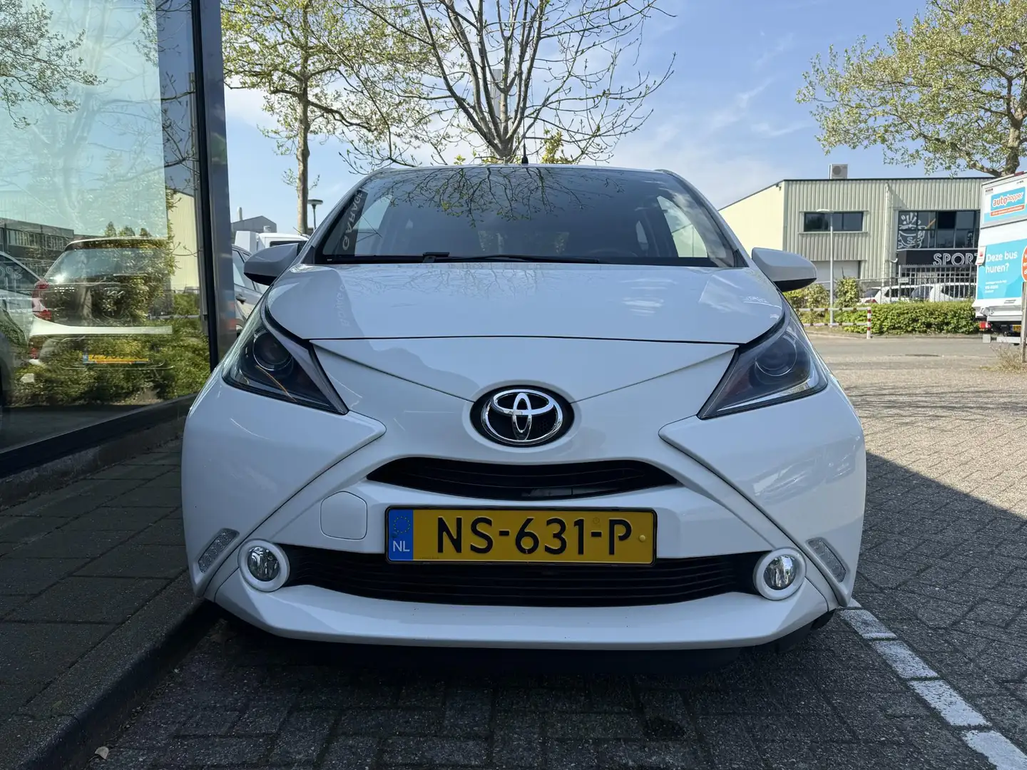Toyota Aygo 1.0 VVT-i x-play Wit - 2