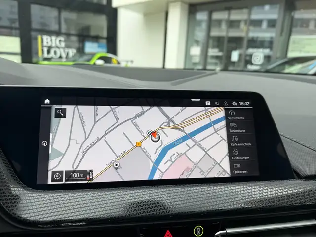 BMW 1 Series view 9