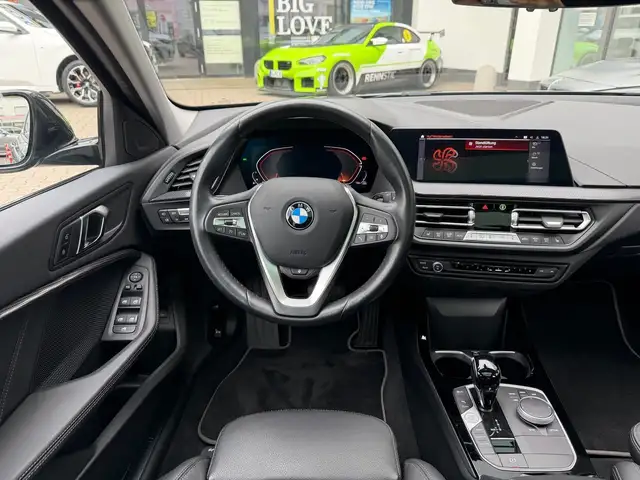 BMW 1 Series view 6