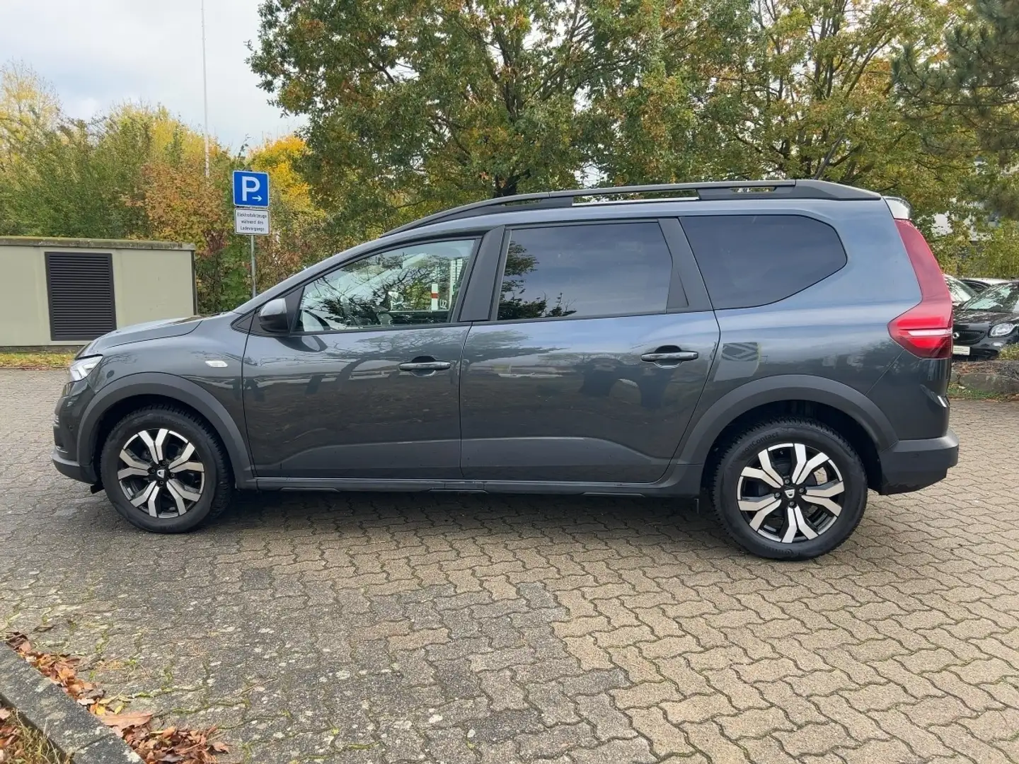 Dacia Jogger TCe 100 ECO-G Comfort *Navi,Klima,PDC,SHZ* Grau - 2