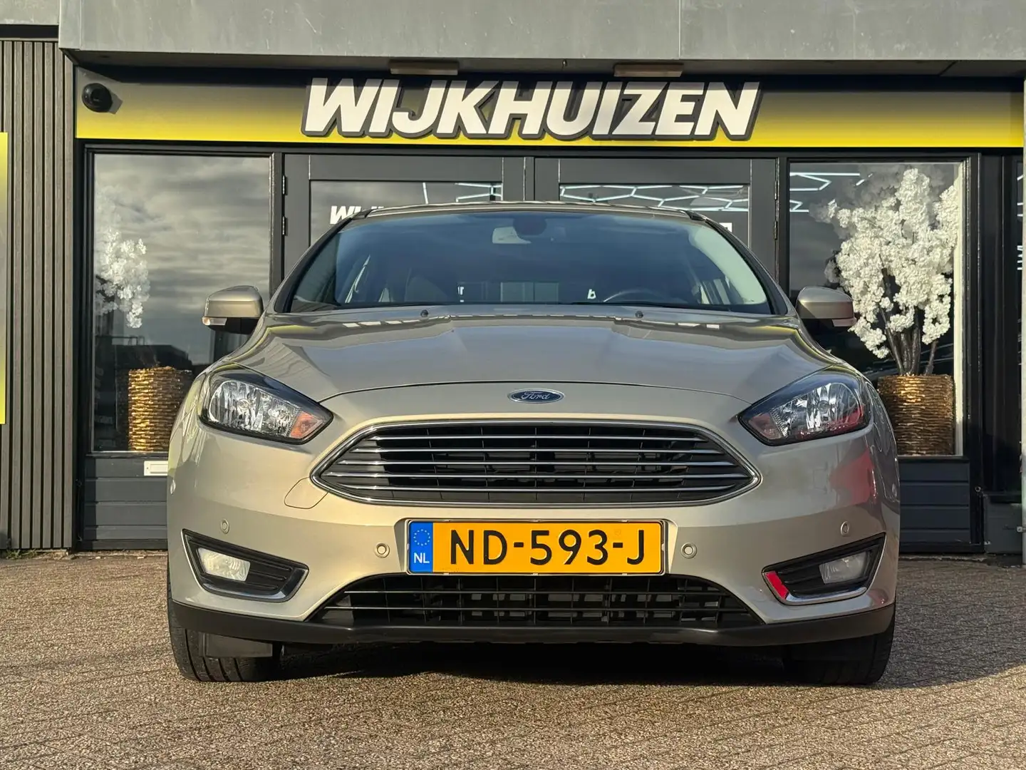 Ford Focus 1.0 Titanium met Climate !!! Navigatie !!! Pdc !!! Gris - 2