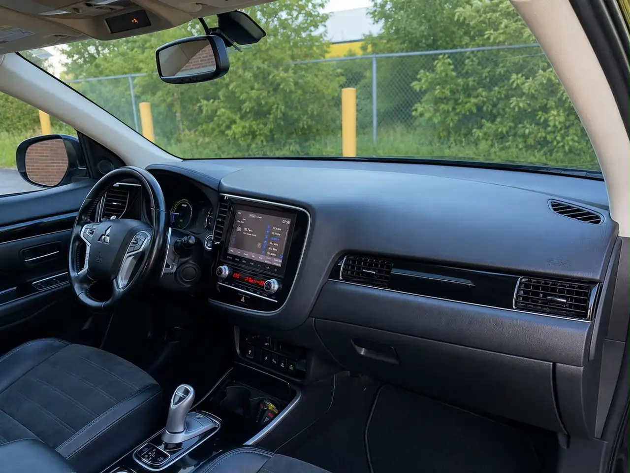 Mitsubishi Outlander photo Mitsubishi Outlander