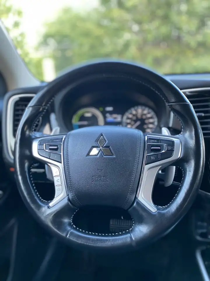 Mitsubishi Outlander photo Mitsubishi Outlander
