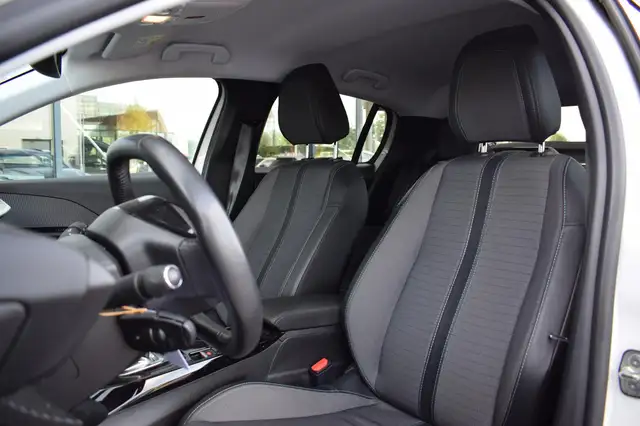 Peugeot E-208 view 5