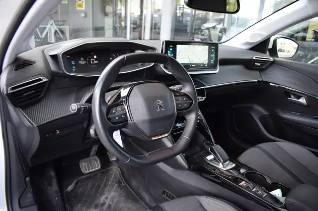 Peugeot E-208 view 4