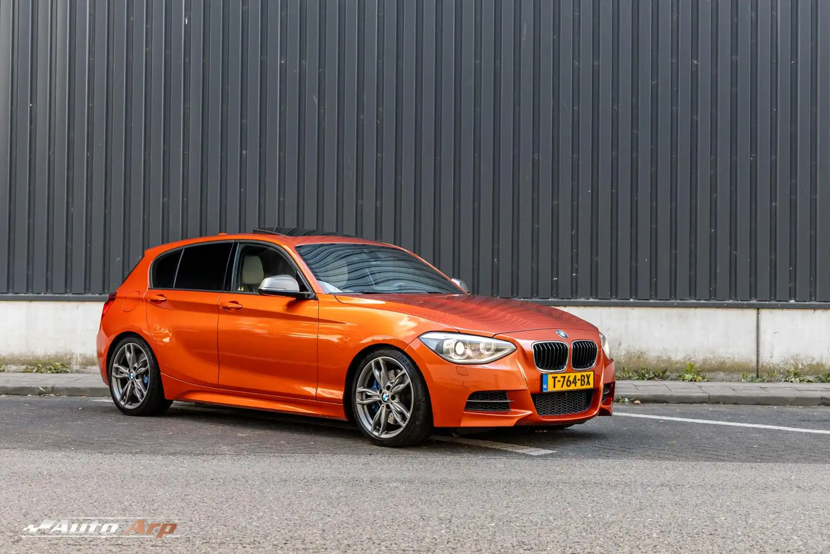 BMW 135 1-serie M135i xDrive High Executive Oranje - 2