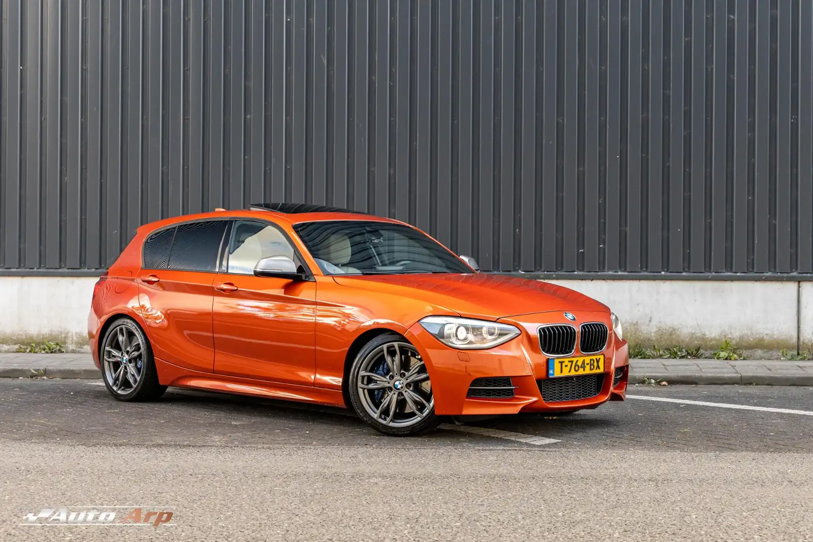 BMW 135 1-serie M135i xDrive High Executive Oranje - 1