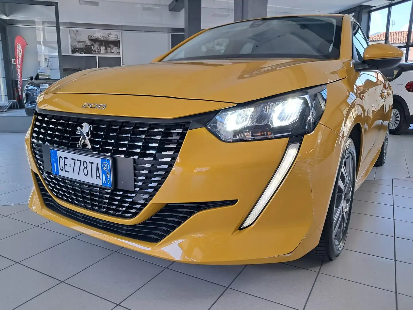 Peugeot 208 PureTech 100 Stop&Start 5 porte Active Pack Jaune - 2