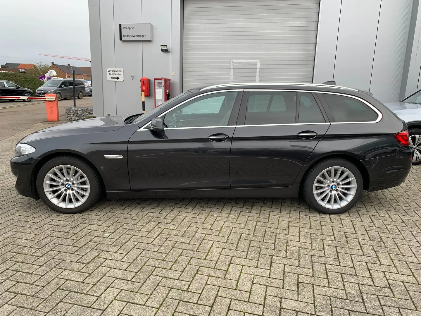 BMW 525 525d Touring Aut. Zwart - 2