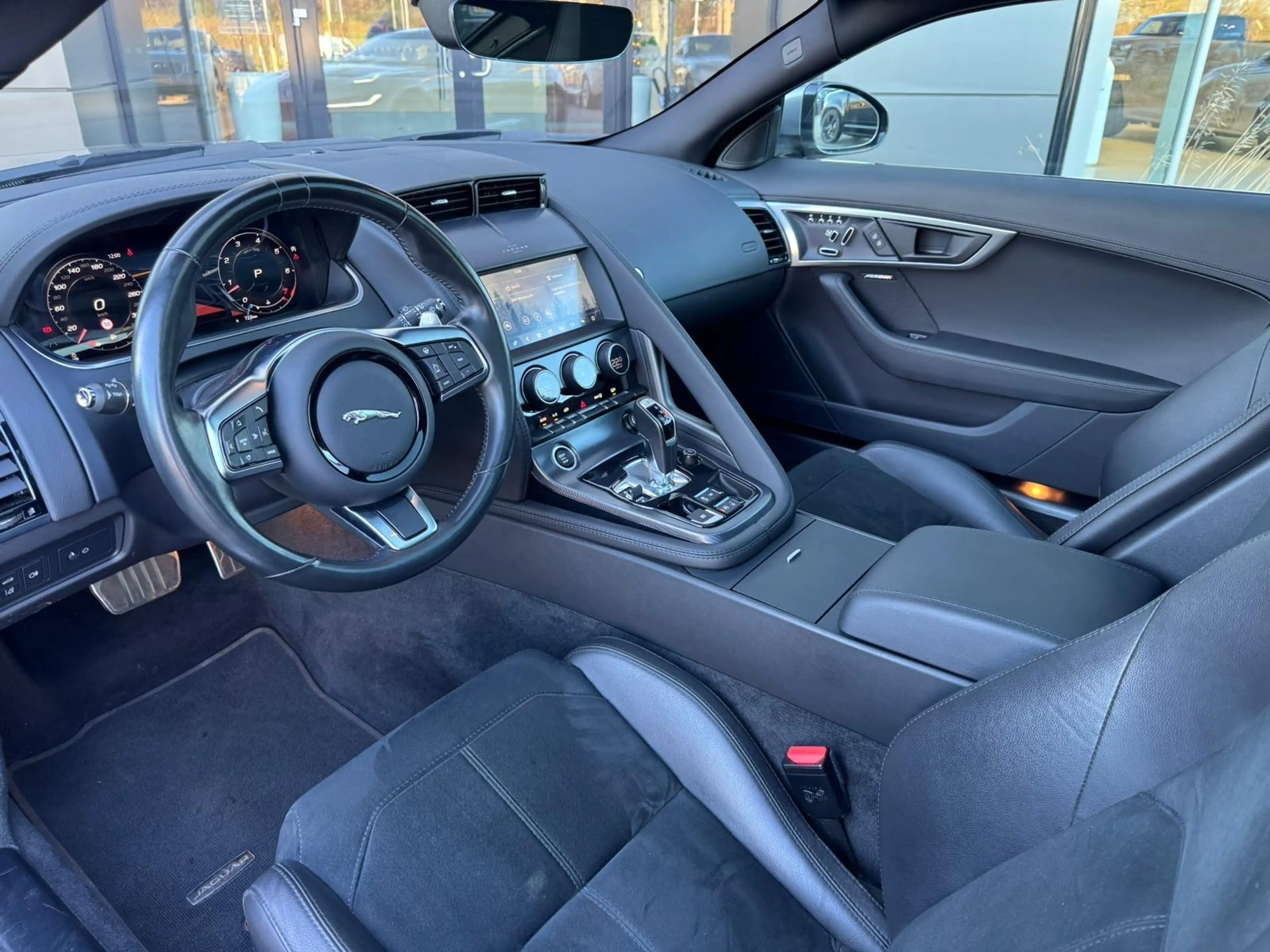 Jaguar F-Type P300 RWD R-Dynamic — photo 4