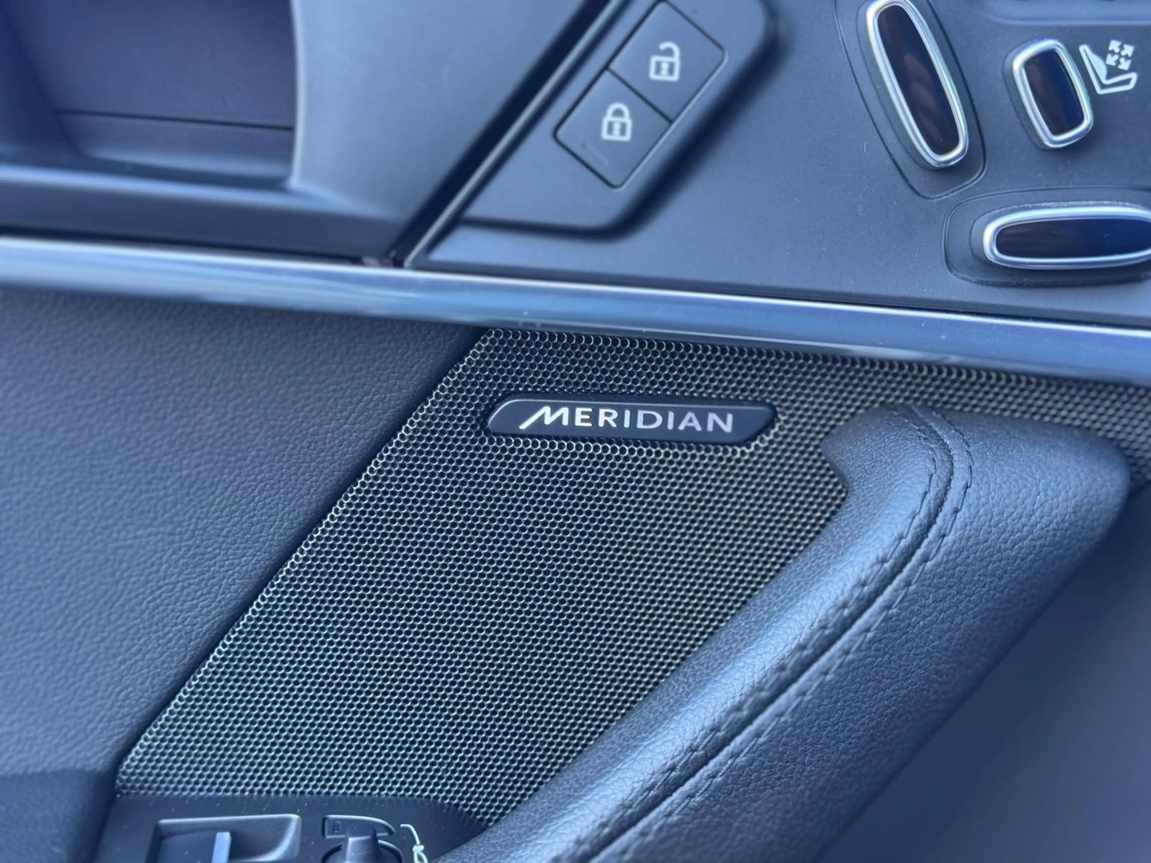 Jaguar F-Type P300 RWD R-Dynamic — photo 10