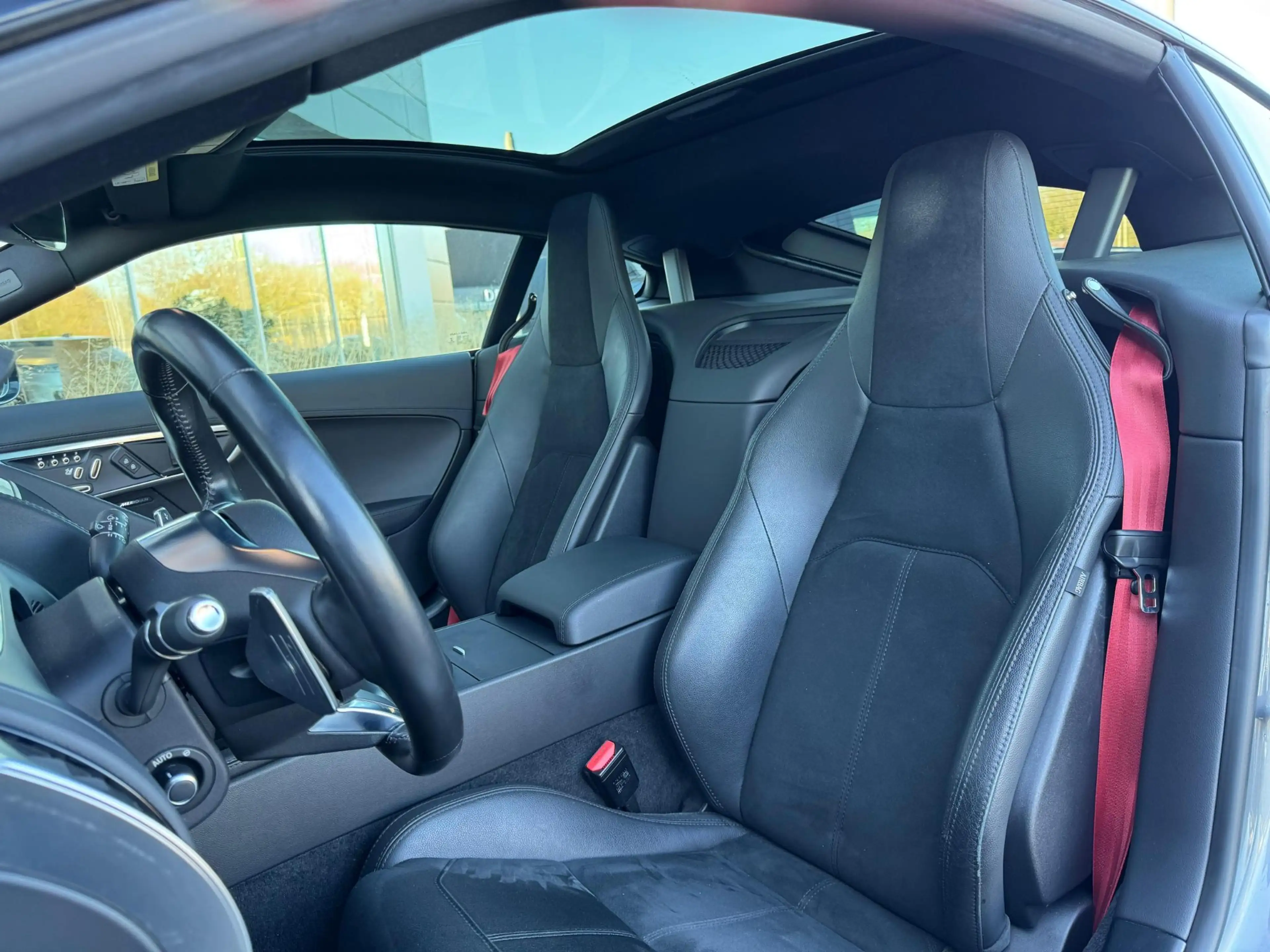 Jaguar F-Type P300 RWD R-Dynamic — photo 3
