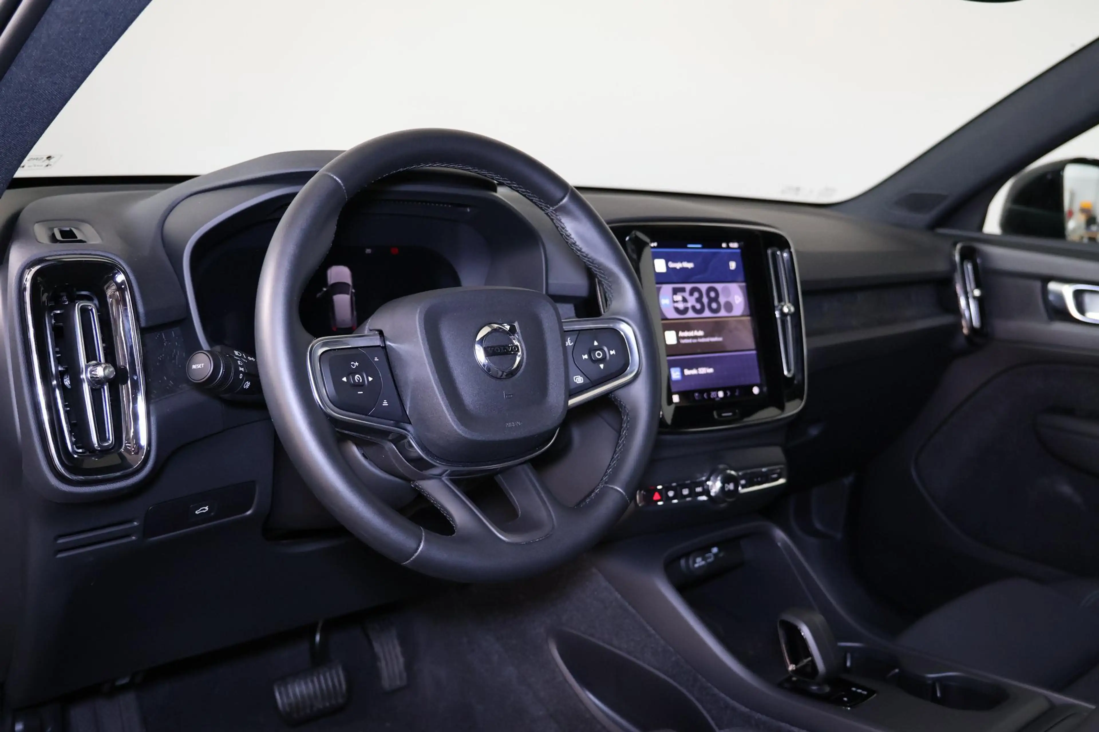 Volvo EX40 Extended Range Plus 82 kWh - IntelliSafe Assist & — photo 13