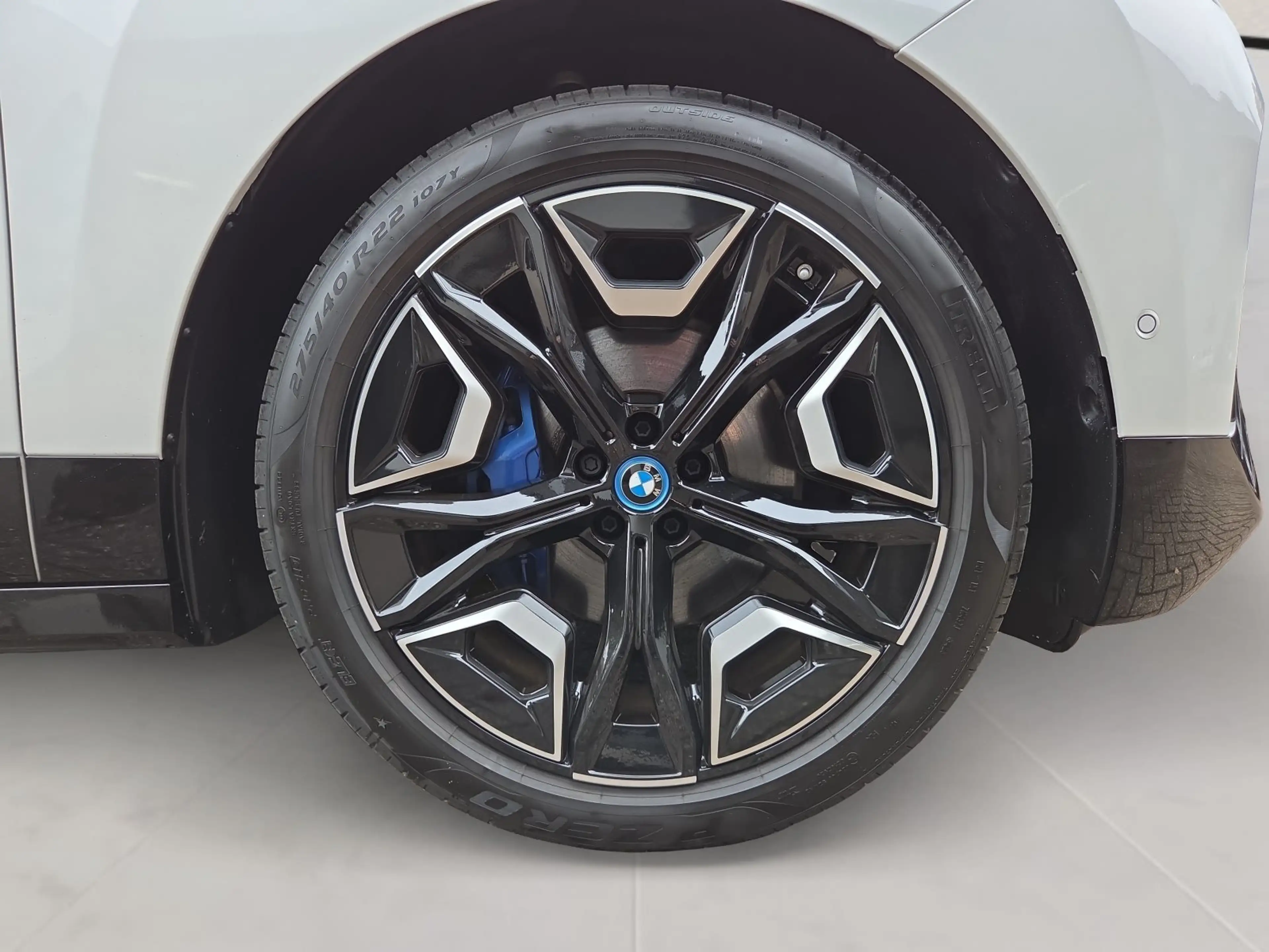 BMW iX xDrive40 AHK Laser 360° STANDHZ HEAD-UP PANO — photo 9