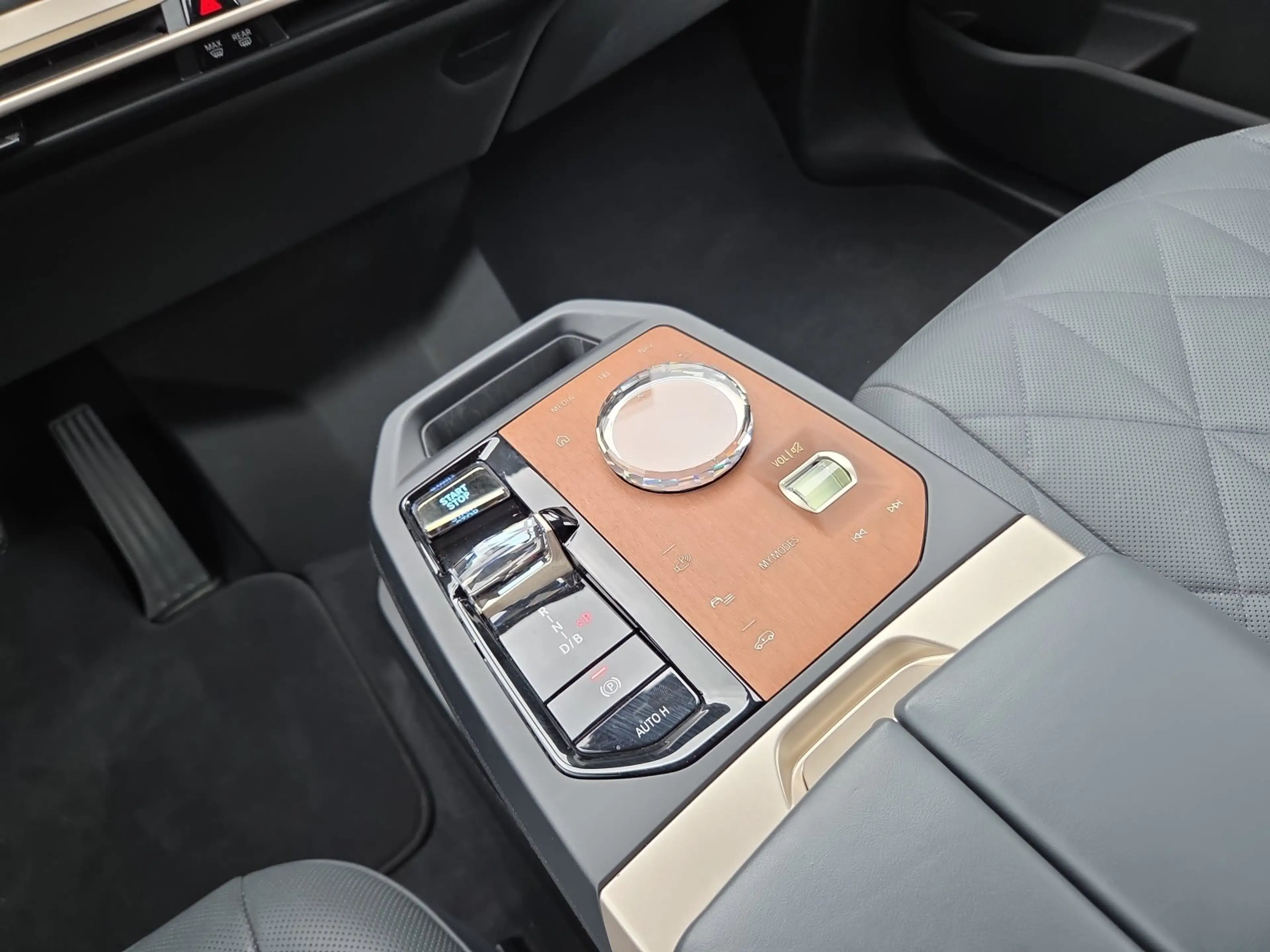 BMW iX xDrive40 AHK Laser 360° STANDHZ HEAD-UP PANO — photo 13