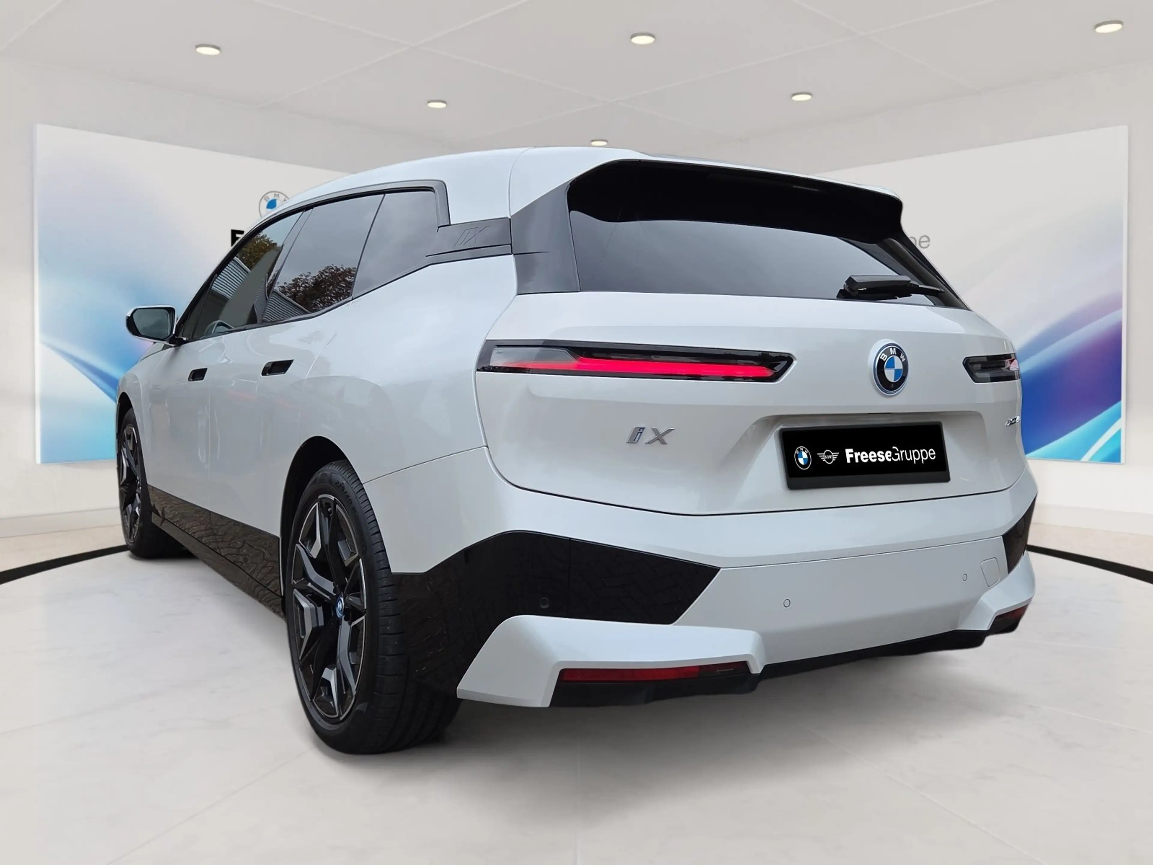 BMW iX xDrive40 AHK Laser 360° STANDHZ HEAD-UP PANO — photo 4
