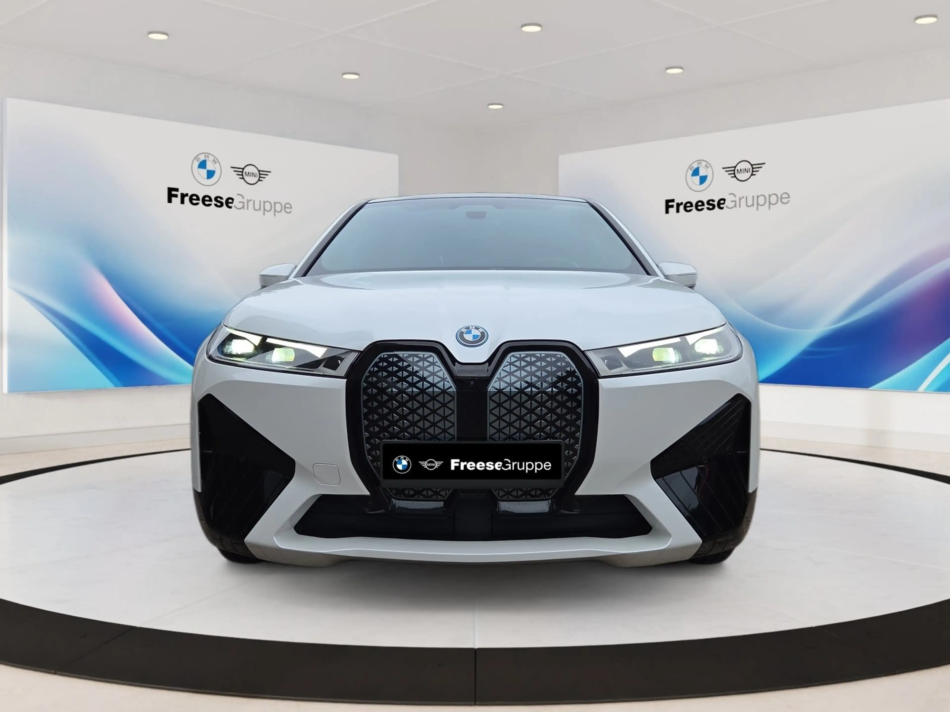BMW iX xDrive40 AHK Laser 360° STANDHZ HEAD-UP PANO — photo 2