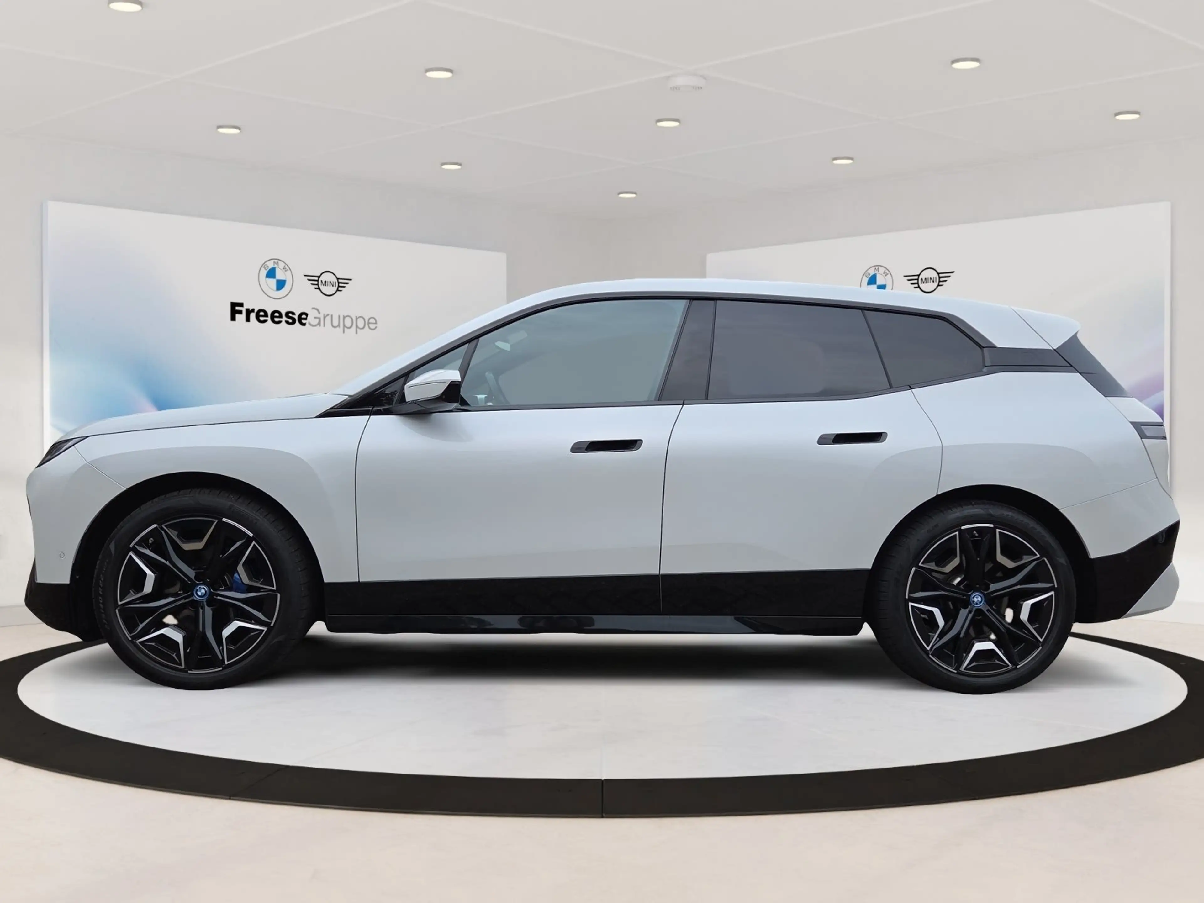 BMW iX xDrive40 AHK Laser 360° STANDHZ HEAD-UP PANO — photo 3