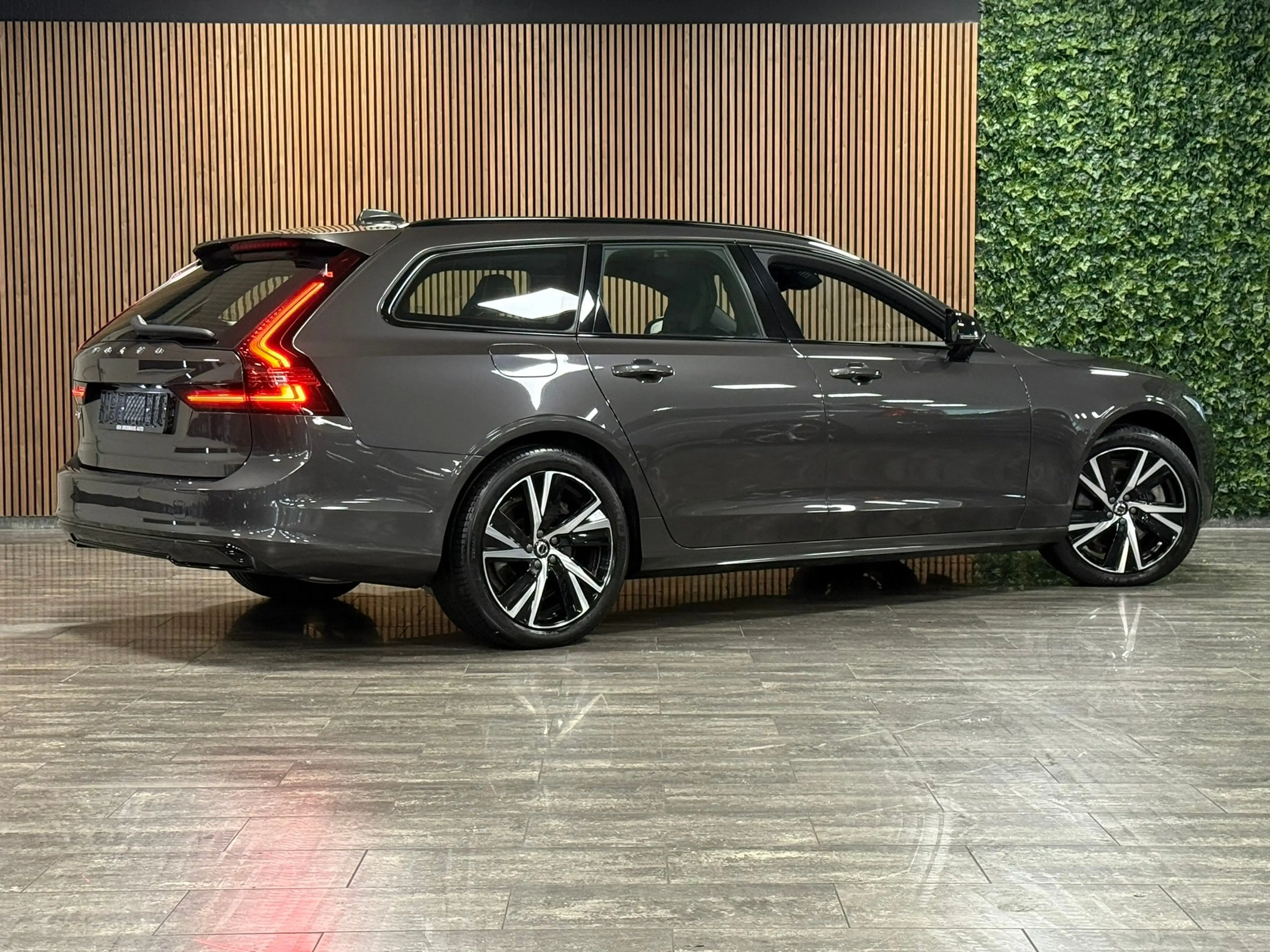 Volvo V90 T6 AWD Recharge Plus Dark Long Range | Luchtvering — photo 3