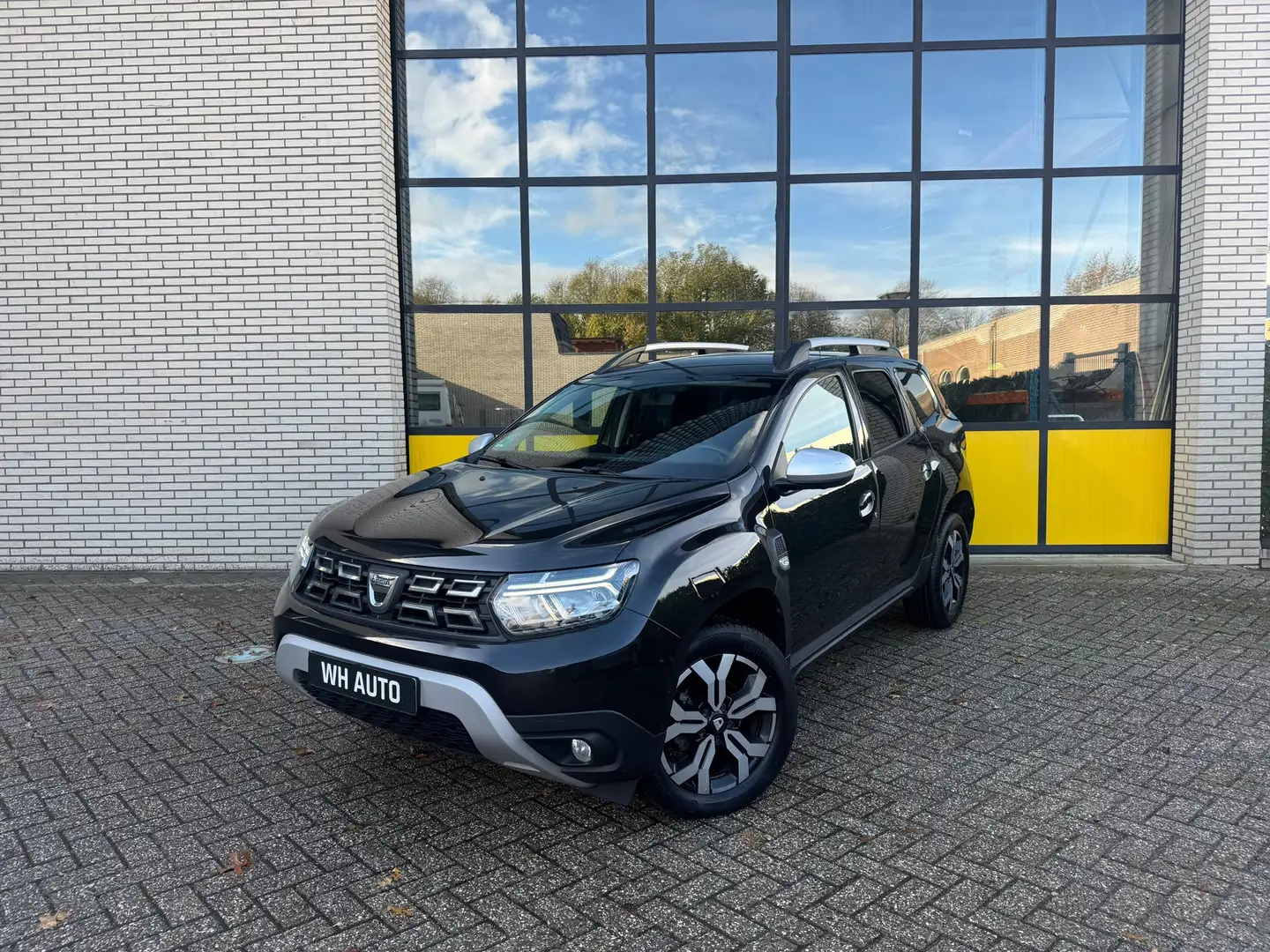 Dacia Duster 150PK Leer, Trekhaak, 4 seizoenen banden & Full Le Zwart - 1