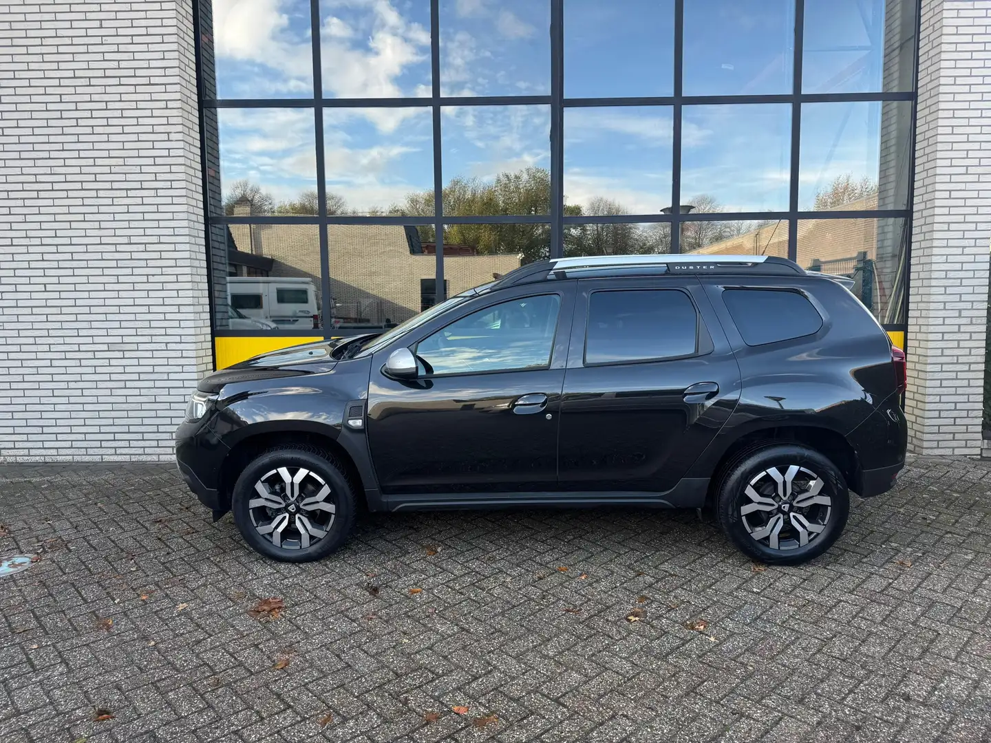 Dacia Duster 150PK Leer, Trekhaak, 4 seizoenen banden & Full Le Zwart - 2