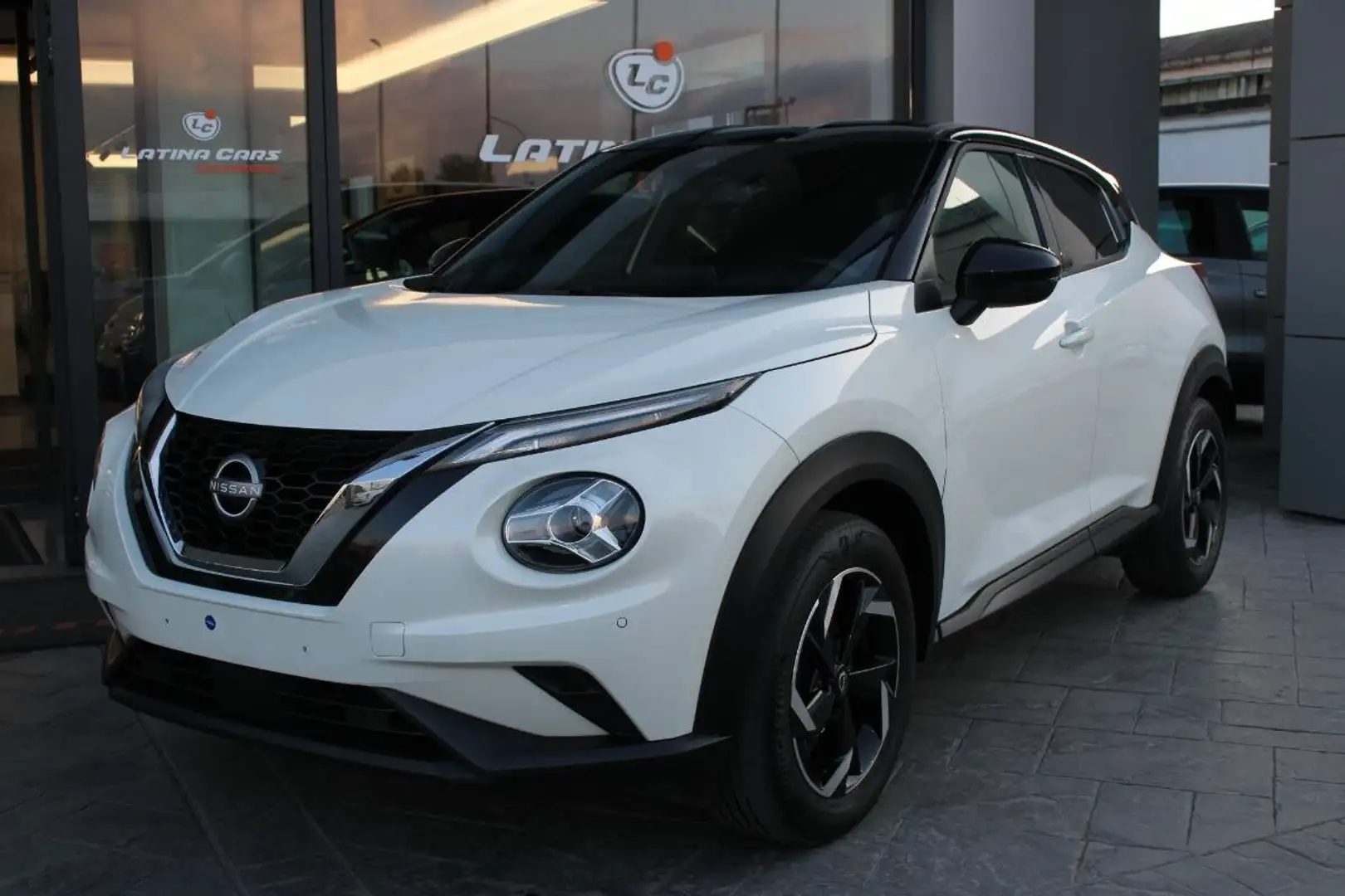 Nissan Juke 1.0 dig-t N-Connecta (Shadow) 114cv con CarPlay Blanc - 1