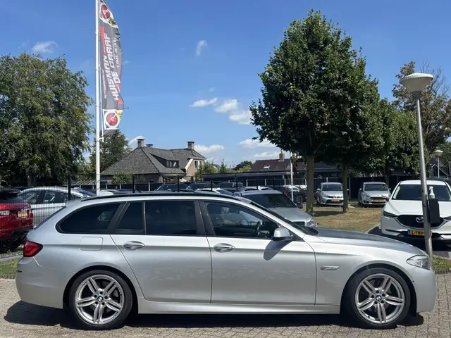BMW 5 Series view 4