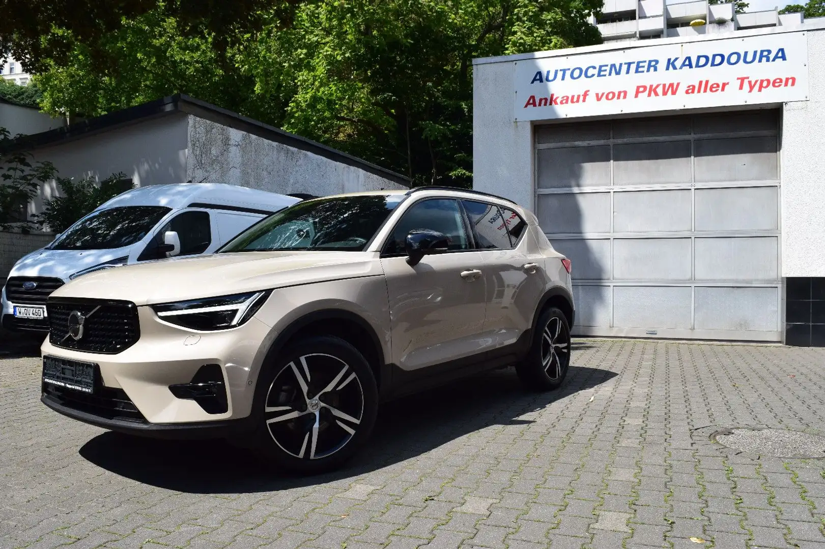 Volvo XC40 B3Plus DarkPano,360°,Blis+ACC,Leder,H&K,20" Brun - 1