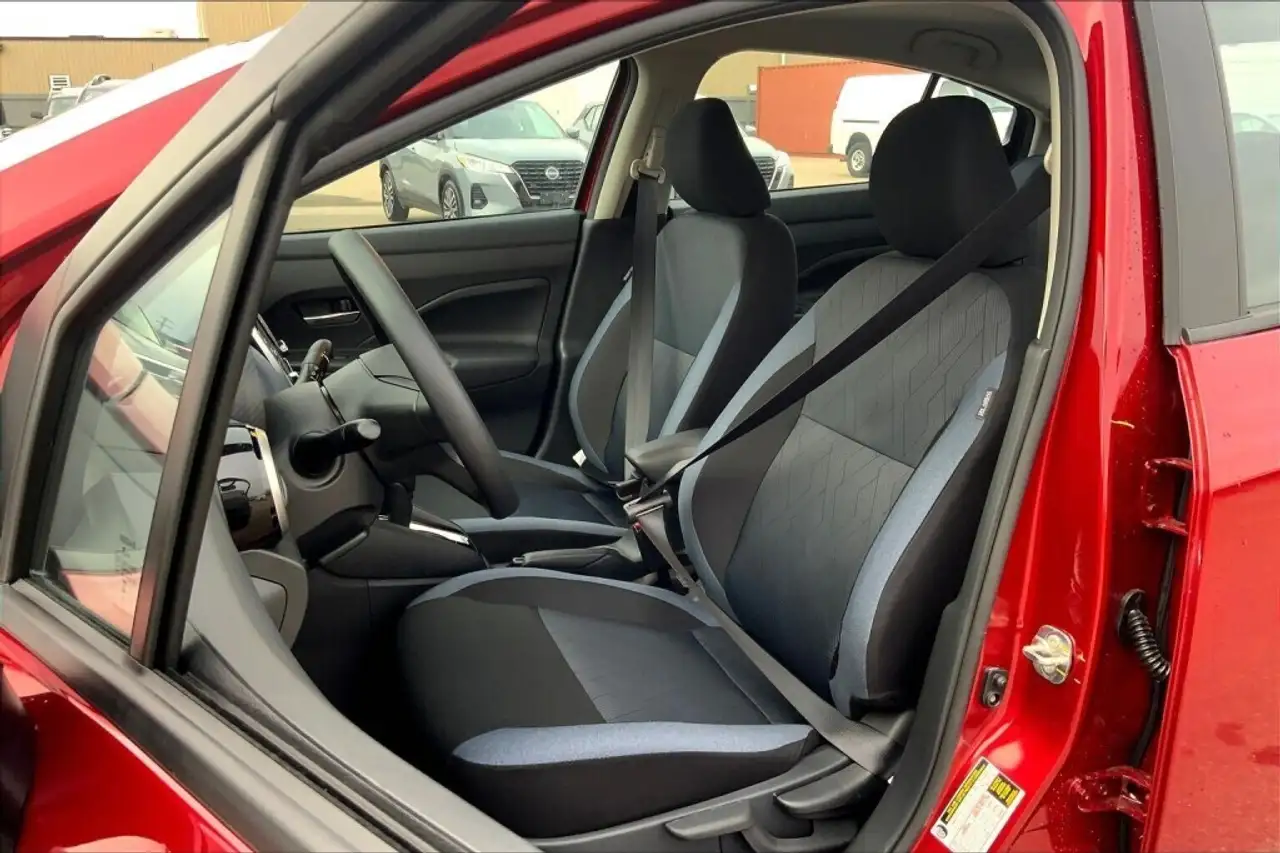Nissan Versa снимка Nissan Versa