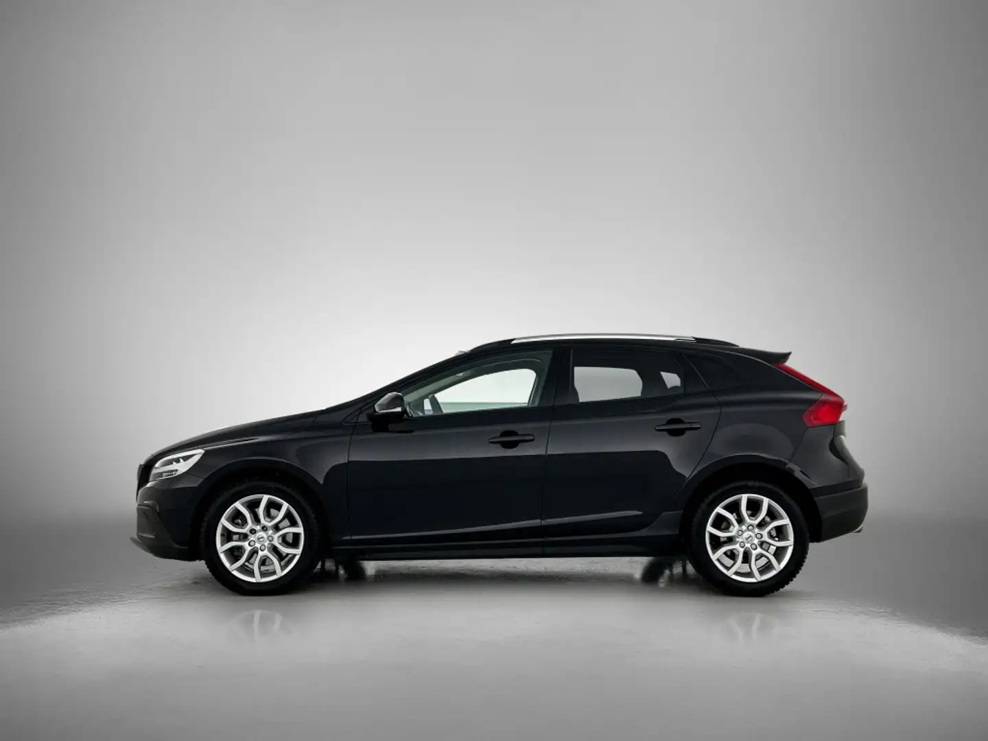 Volvo V40 Cross Country 1.5 T3 Polar+ Luxury | Panorama dak | Trekhaak | L Zwart - 2