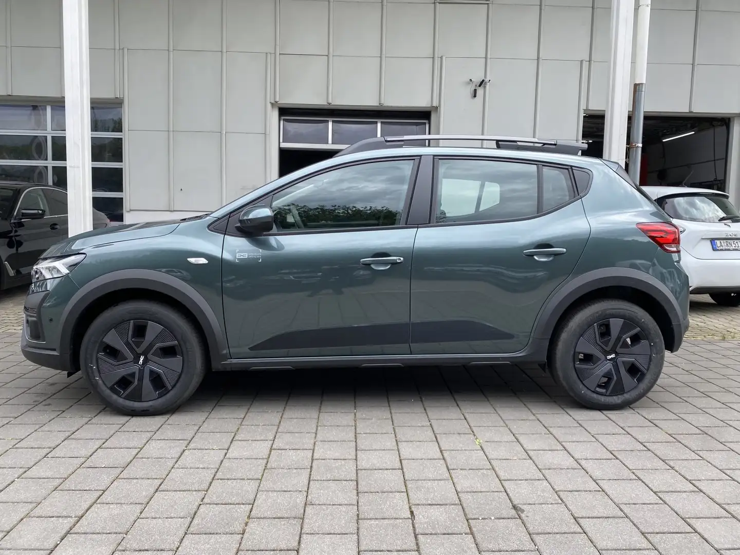 Dacia Sandero Stepway TCe 90 Expression SHZ Navi PDC RFK Groen - 2