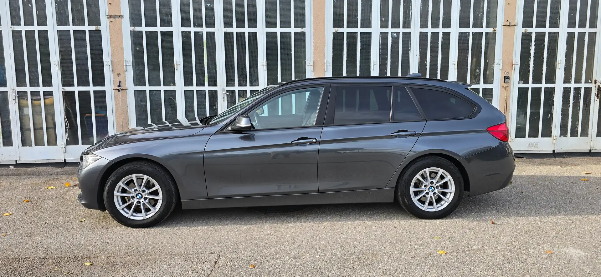 BMW 316 d Touring Advantage Aut. *LED*NAVI*KAMERA*SHZ*PDC* Grau - 2