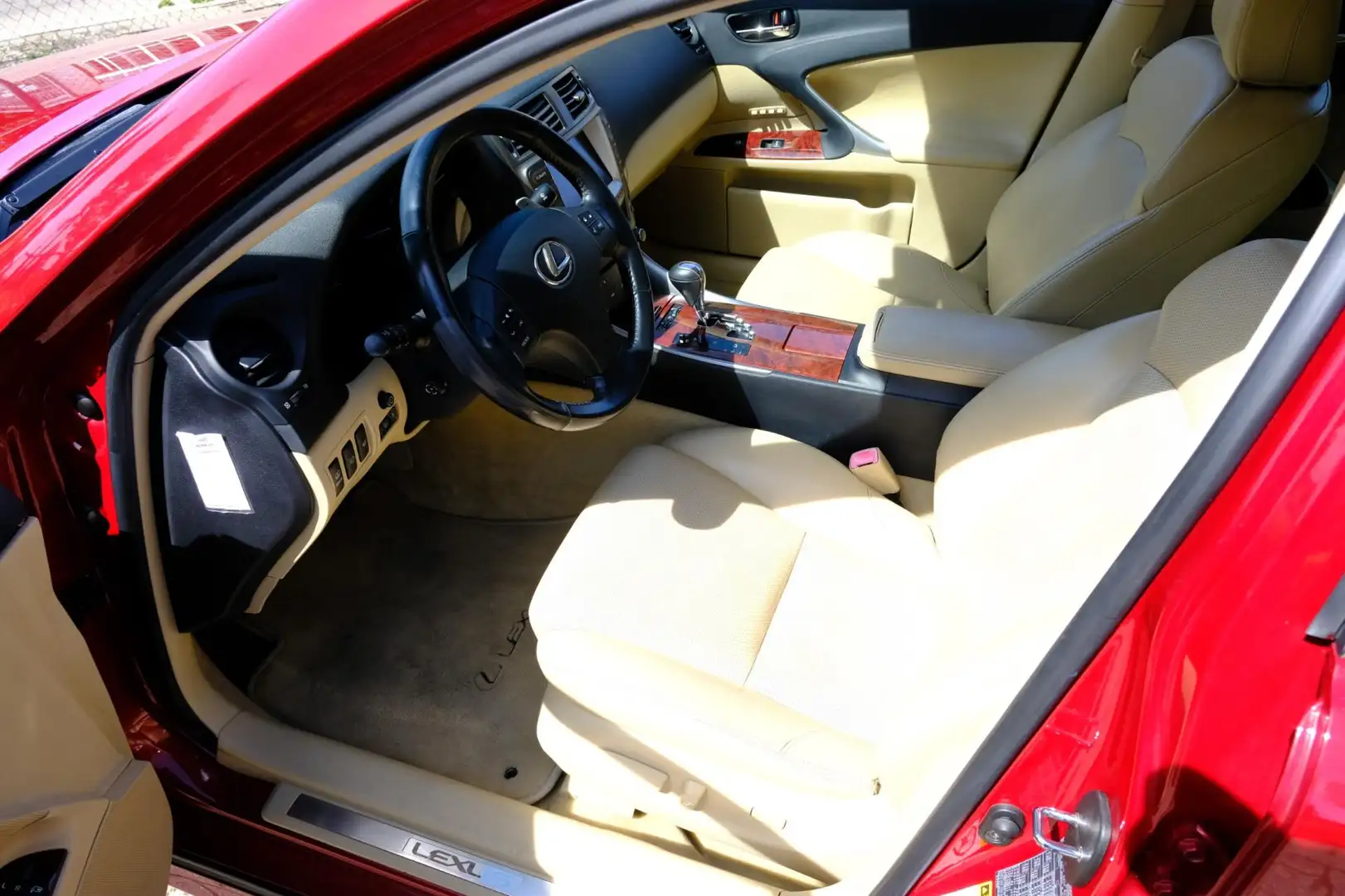 Lexus IS 250 208pk Executive Aut. Schuifdak|Leder|Navi|Clima|Ca Rood - 2