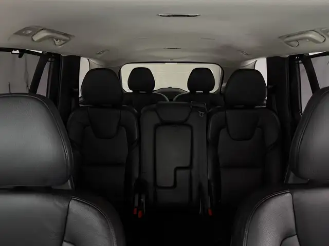 Volvo XC90 view 8