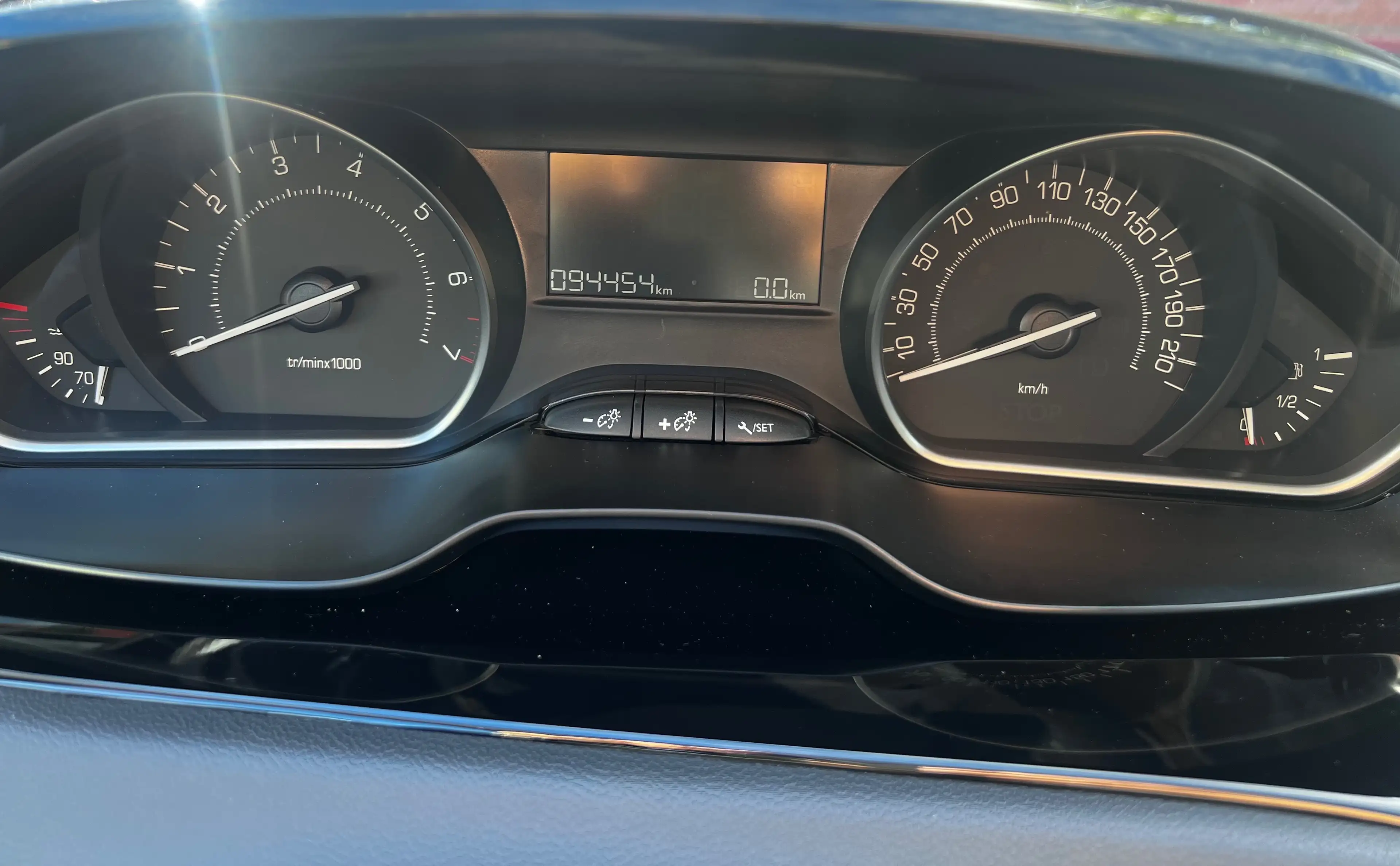Peugeot 208 Active — photo 15