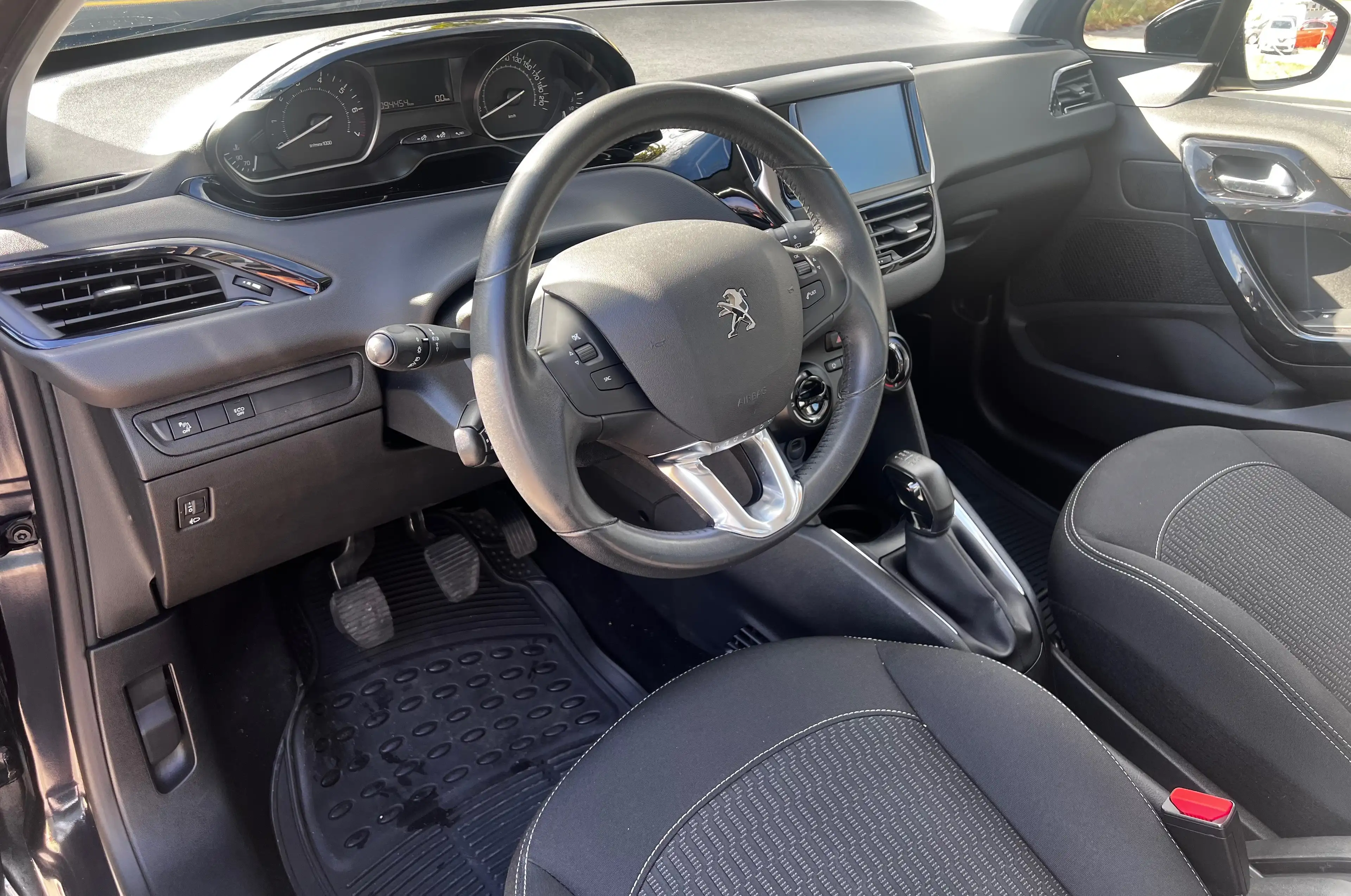 Peugeot 208 Active — photo 11