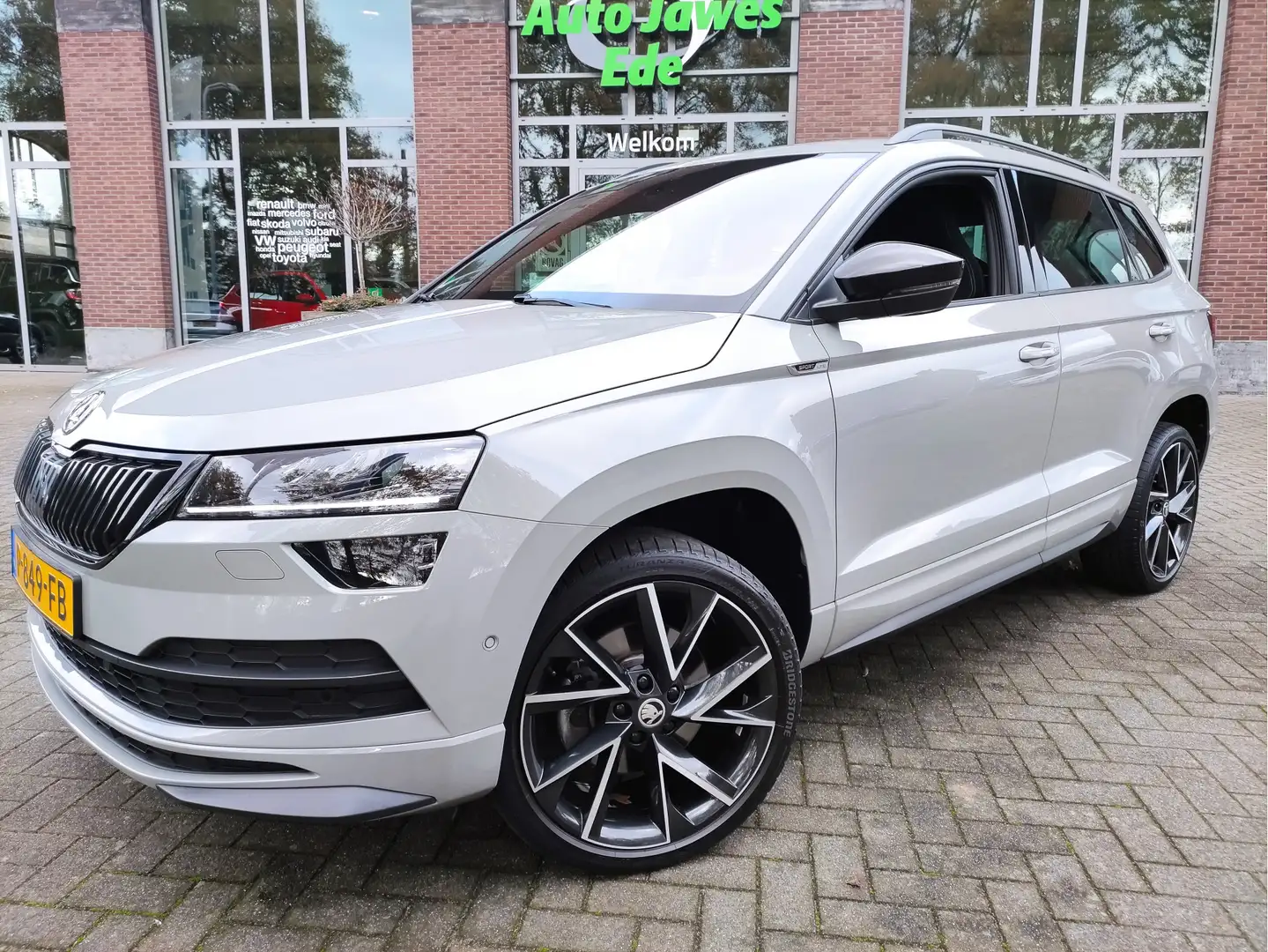 Skoda Karoq 1.5 TSI DSG ACT Sportline Business Wegklapbare tre Grijs - 2