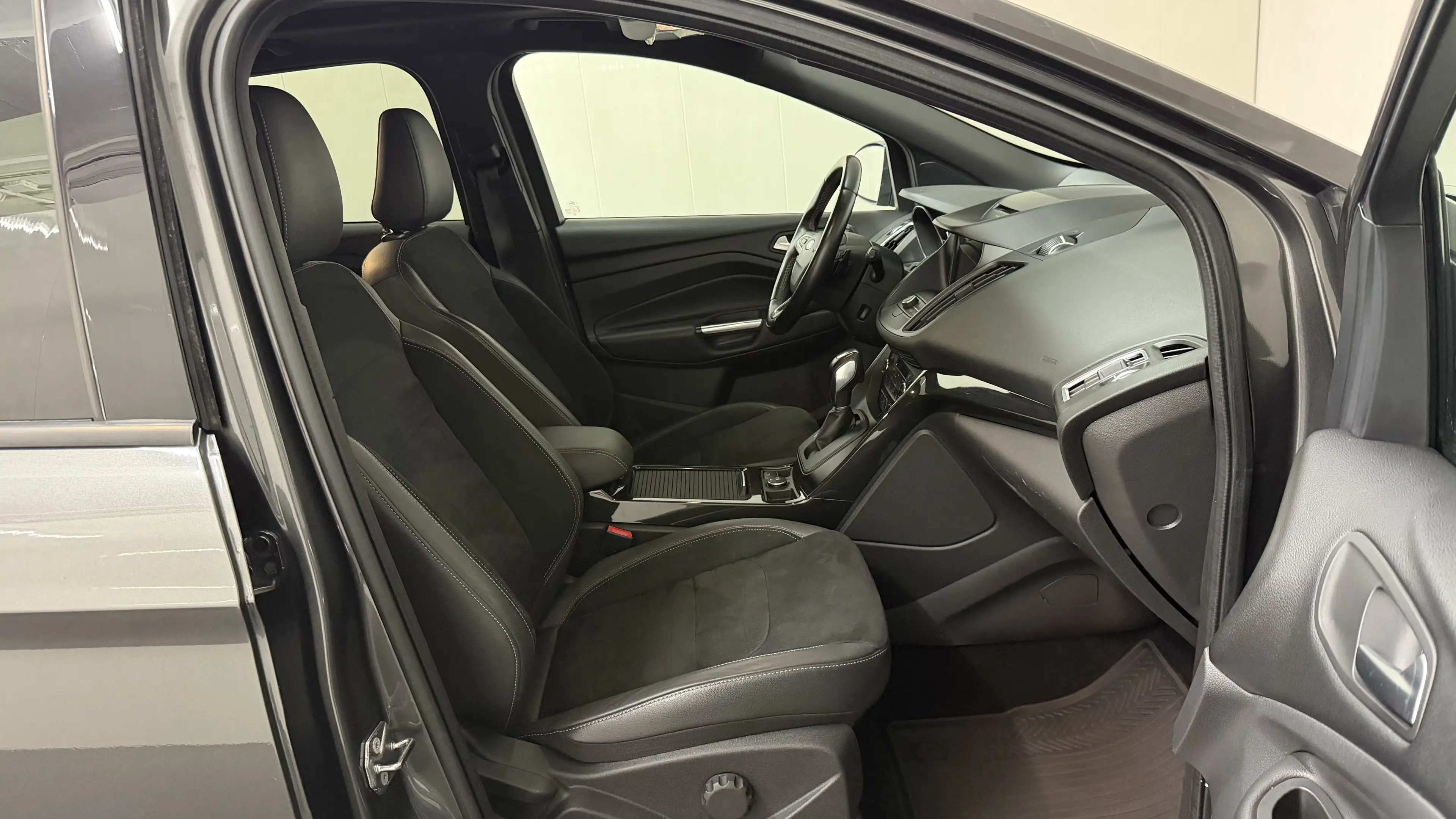 Ford Kuga ST-Line 2.0 TDCi XENON*SHZ*NAVI*PDC*TEMP*AHK*PANO — photo 9