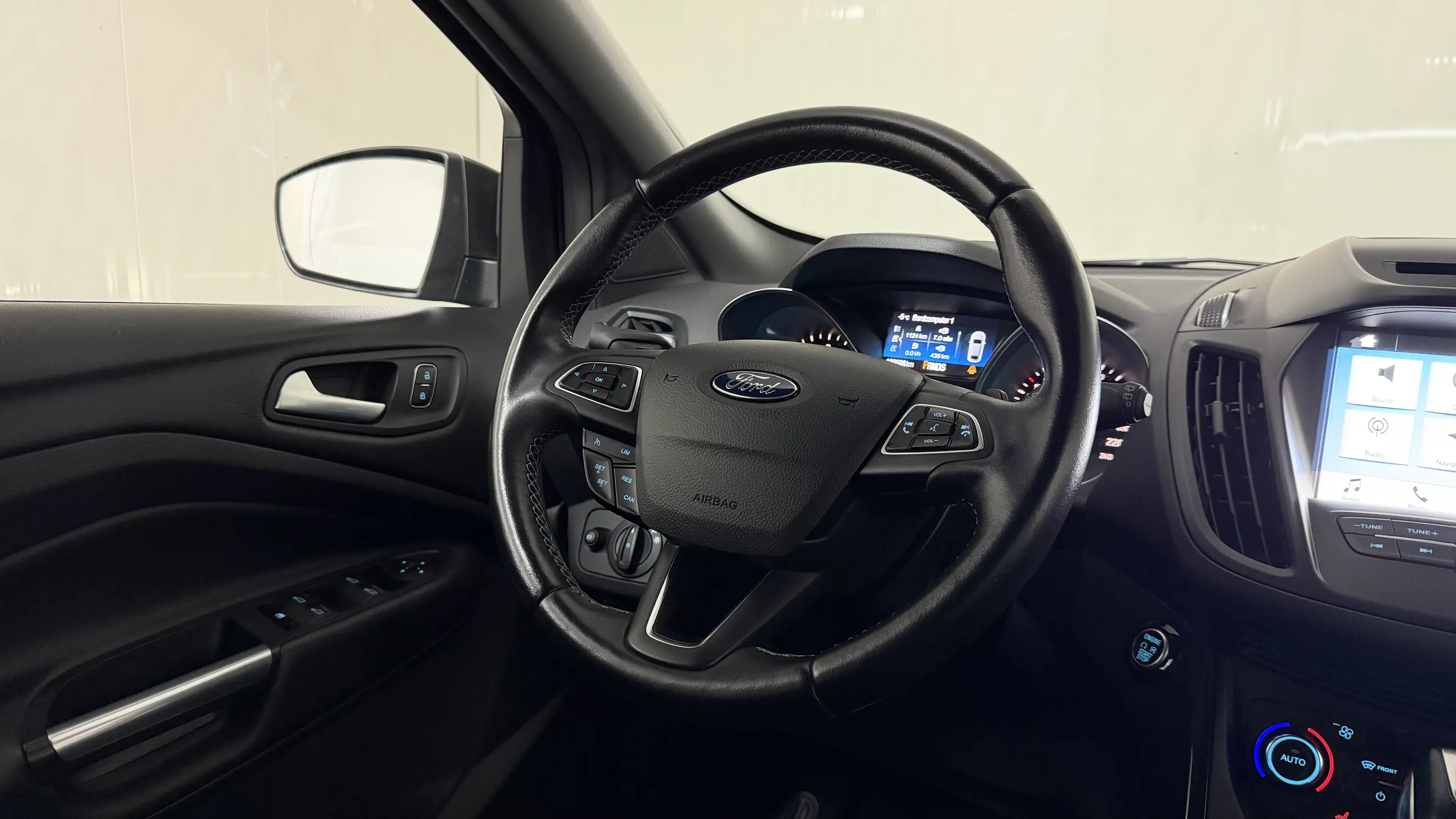 Ford Kuga ST-Line 2.0 TDCi XENON*SHZ*NAVI*PDC*TEMP*AHK*PANO — photo 12