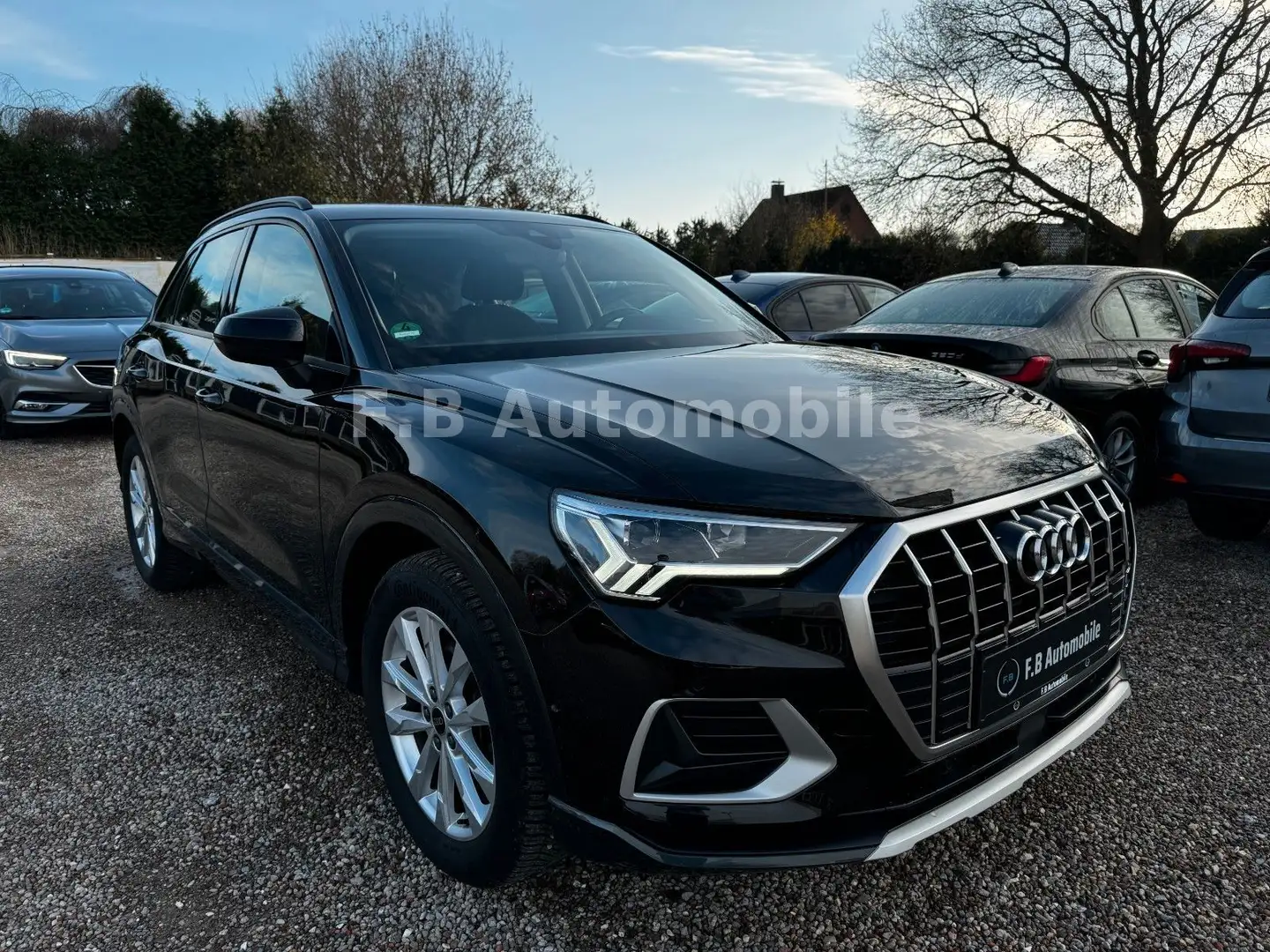Audi Q3 35 TFSI advanced/RFK/AHK/NAVI/UVM.. Noir - 1