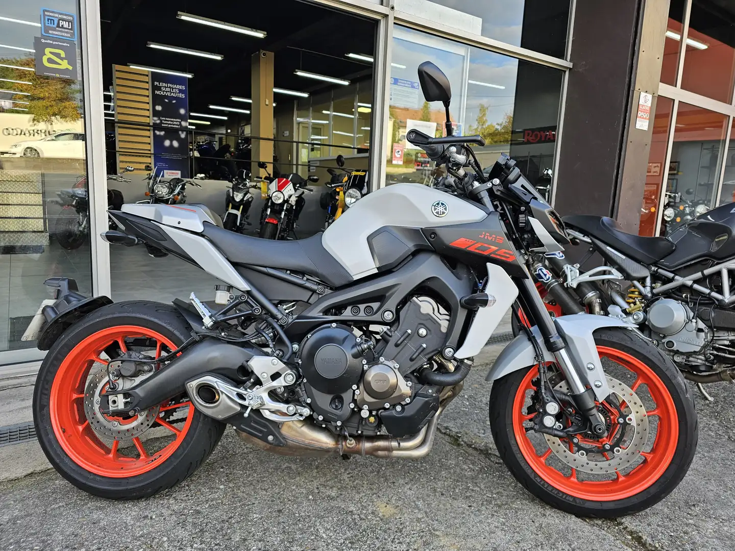Yamaha MT-09 Gris - 1