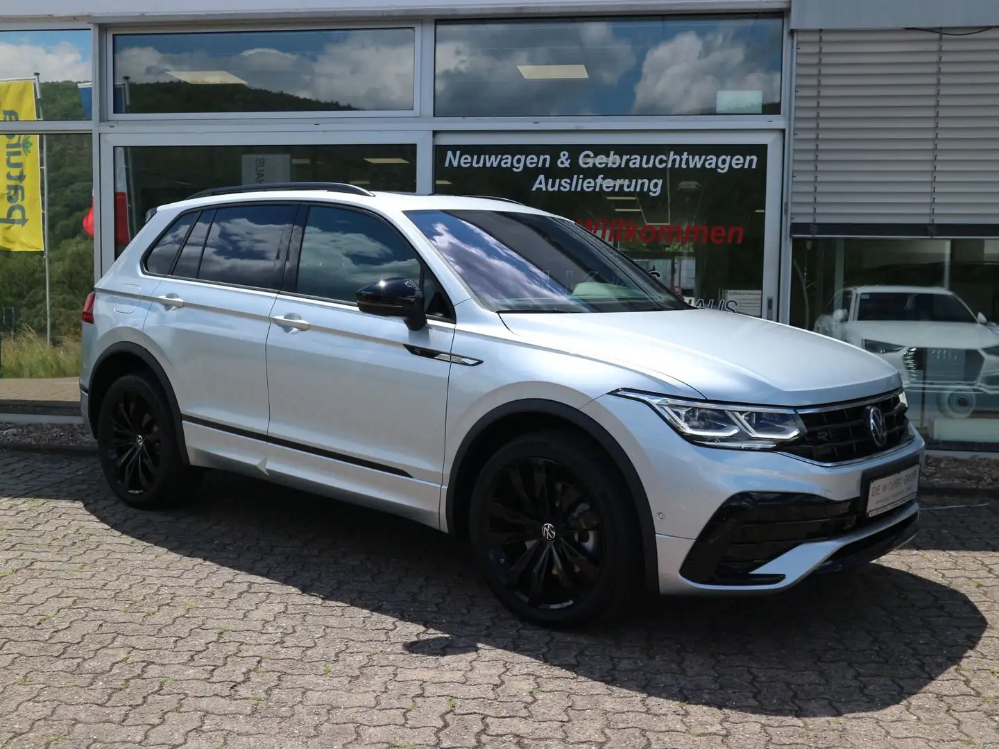 Volkswagen Tiguan R-Line 2.0 TDI 4M DSG AHK BlackStyle PANO Silber - 2