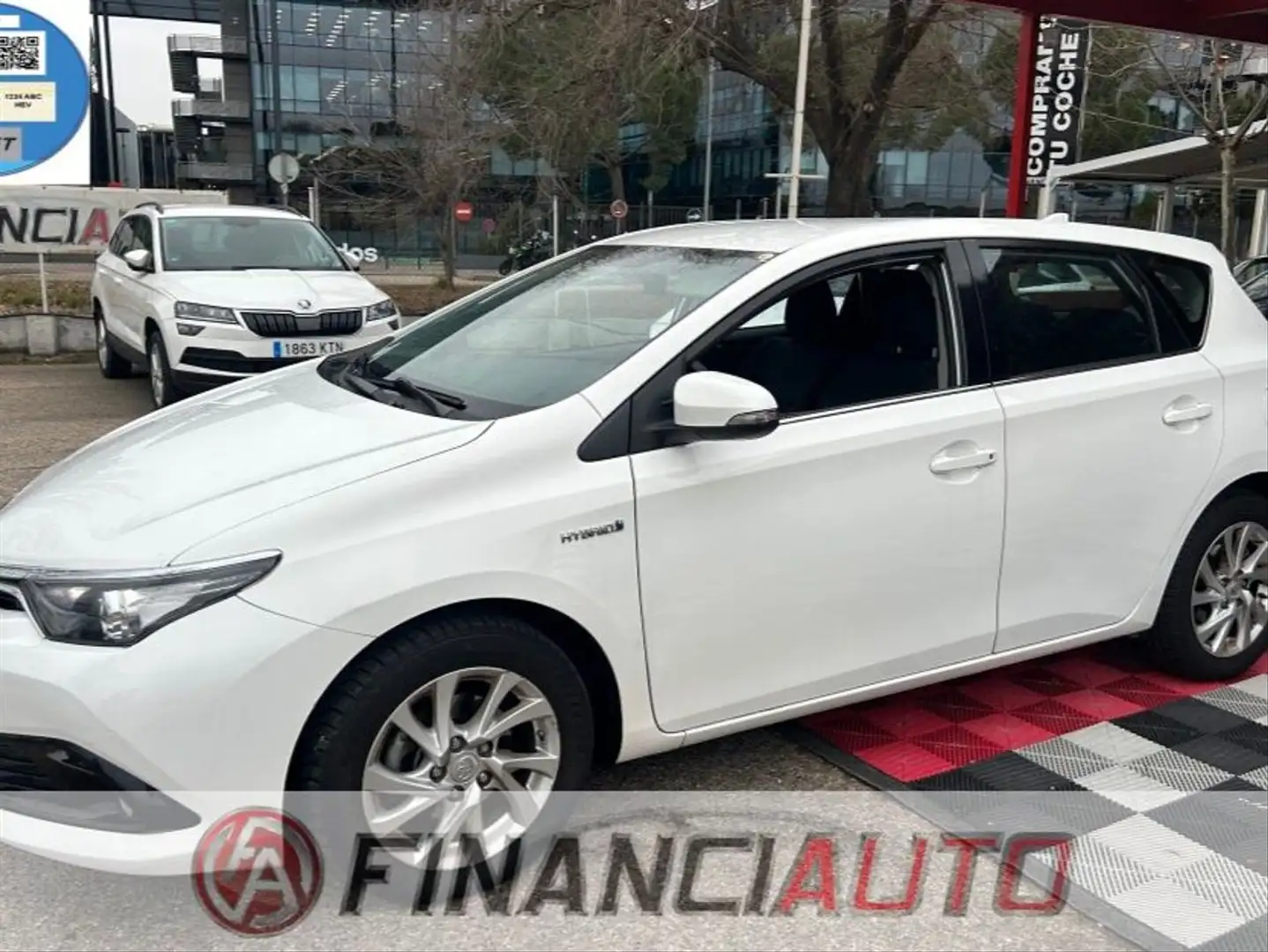 Toyota Auris hybrid 140H Active Business Plus Alb - 1