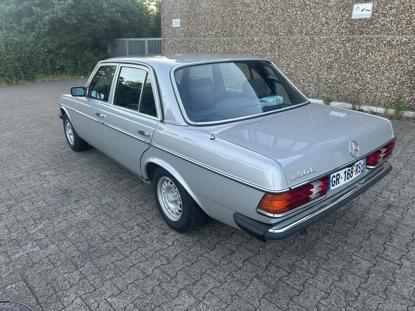Mercedes-Benz 230 Oldtimer w123 Gri - 1