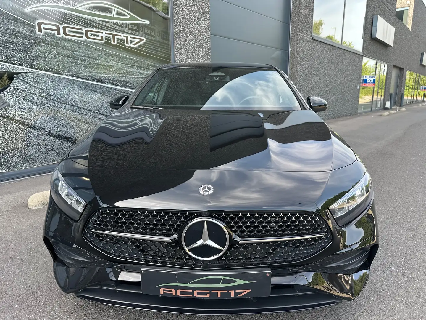 Mercedes-Benz A 180 A 180 7G-DCT AMG Line 19000km Top condition Schwarz - 2