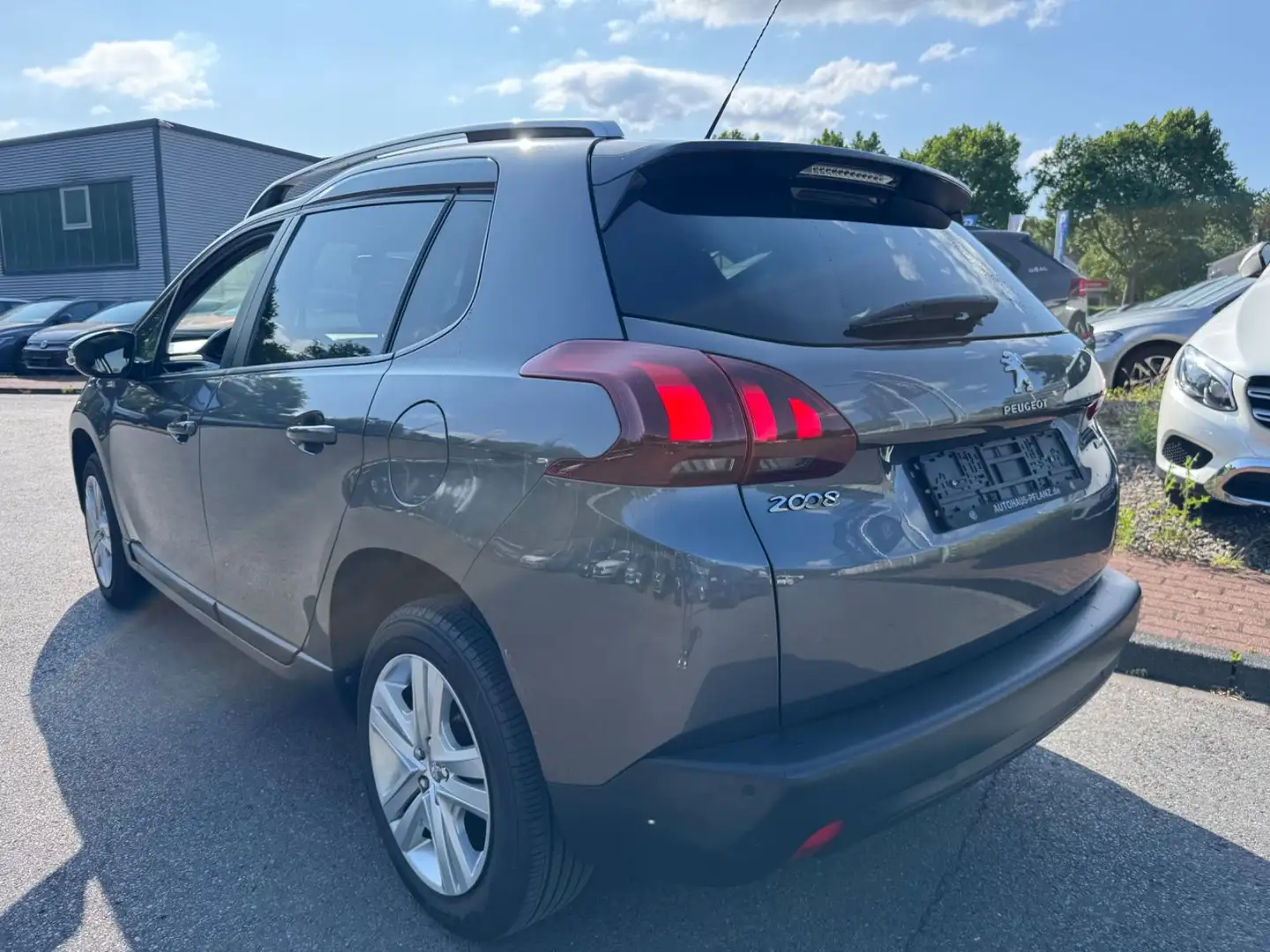 Peugeot 2008 STYLE/2.HD/KLIMAUT/NAVI/PANORAMA/PDC/SERV.-NEU Grau - 2