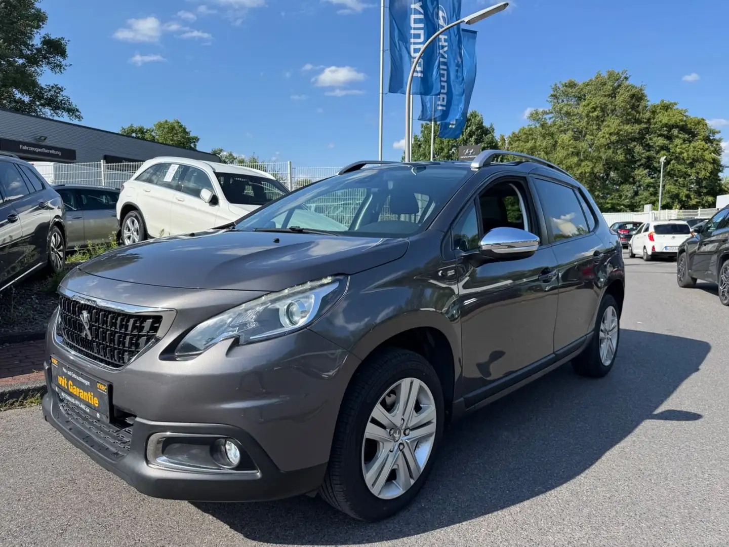 Peugeot 2008 STYLE/2.HD/KLIMAUT/NAVI/PANORAMA/PDC/SERV.-NEU Grau - 1