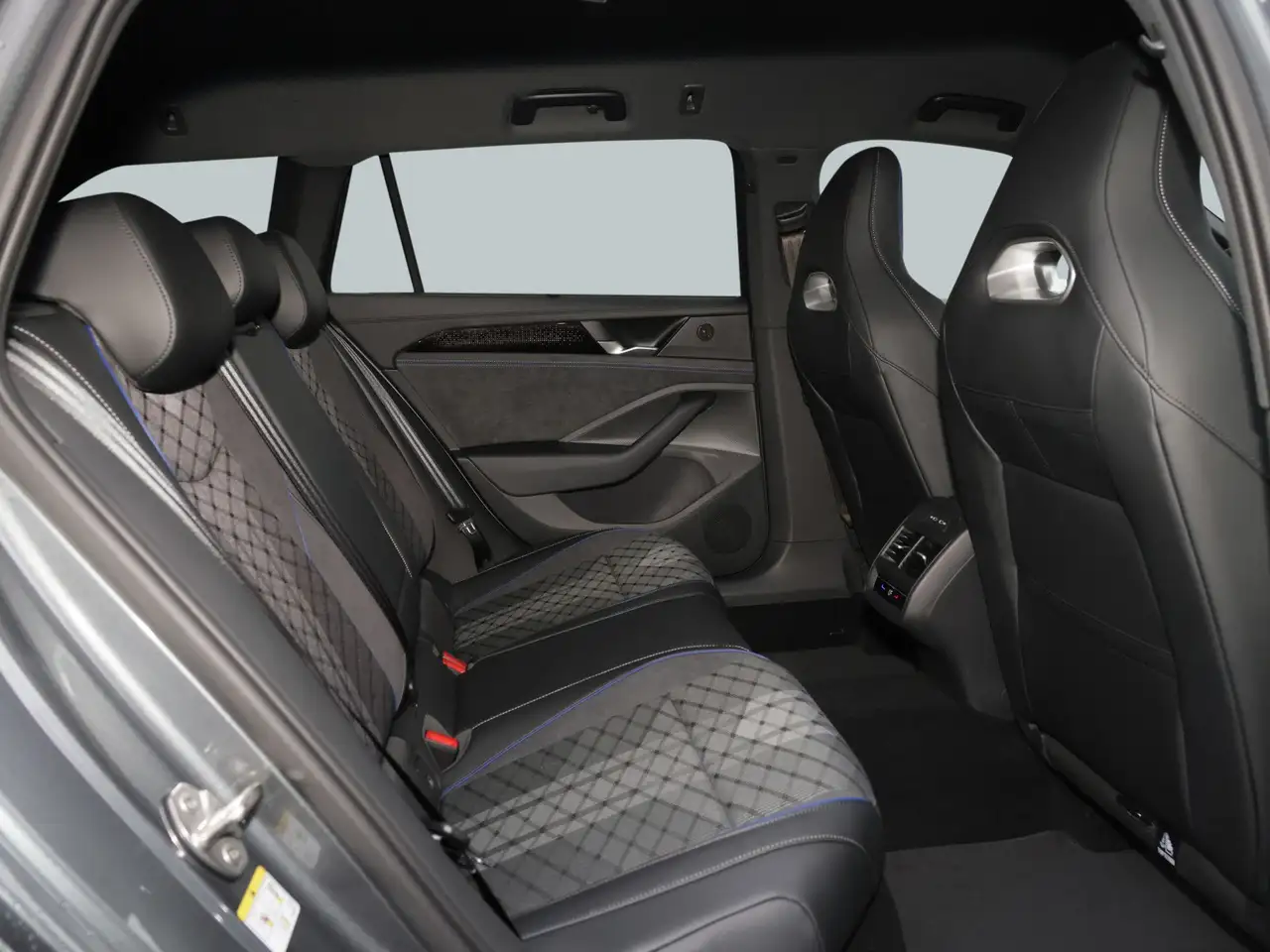 Volkswagen Passat Variant Passat 2.0TDI R-LINE +TAGESZULASSUNG+AHK+WINTERRÄD 12