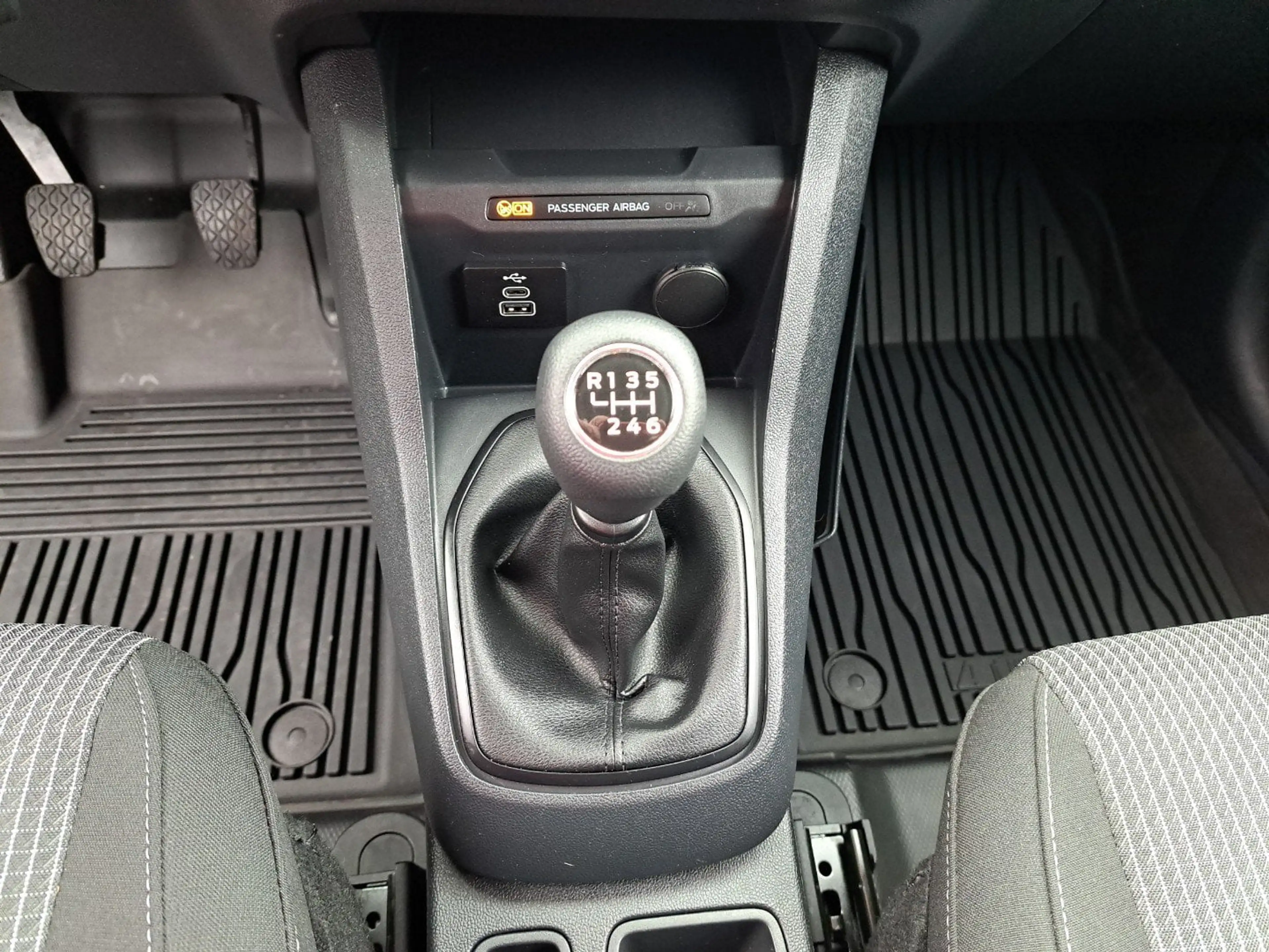 Ford Transit Courier Ecoboost Trend — photo 15